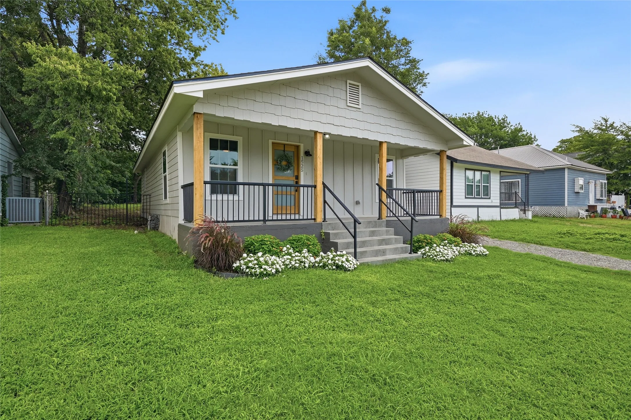Single Family Residence For Sale in Grayson County , 1525 W Woodard Street, Denison, Texas 75020, 2 Bedroom, 1 Bathroom, Garage spaces, 1,044 Sqft, built in 1948, mls#21313751, Real Estate Agent in Denison, Homes For Sale in Grayson county, Homes For Sale in Denison, Realtor in Denison Texas, Real Estate Brokerage Independent Realty Texas, Luminita Cordes Realtor