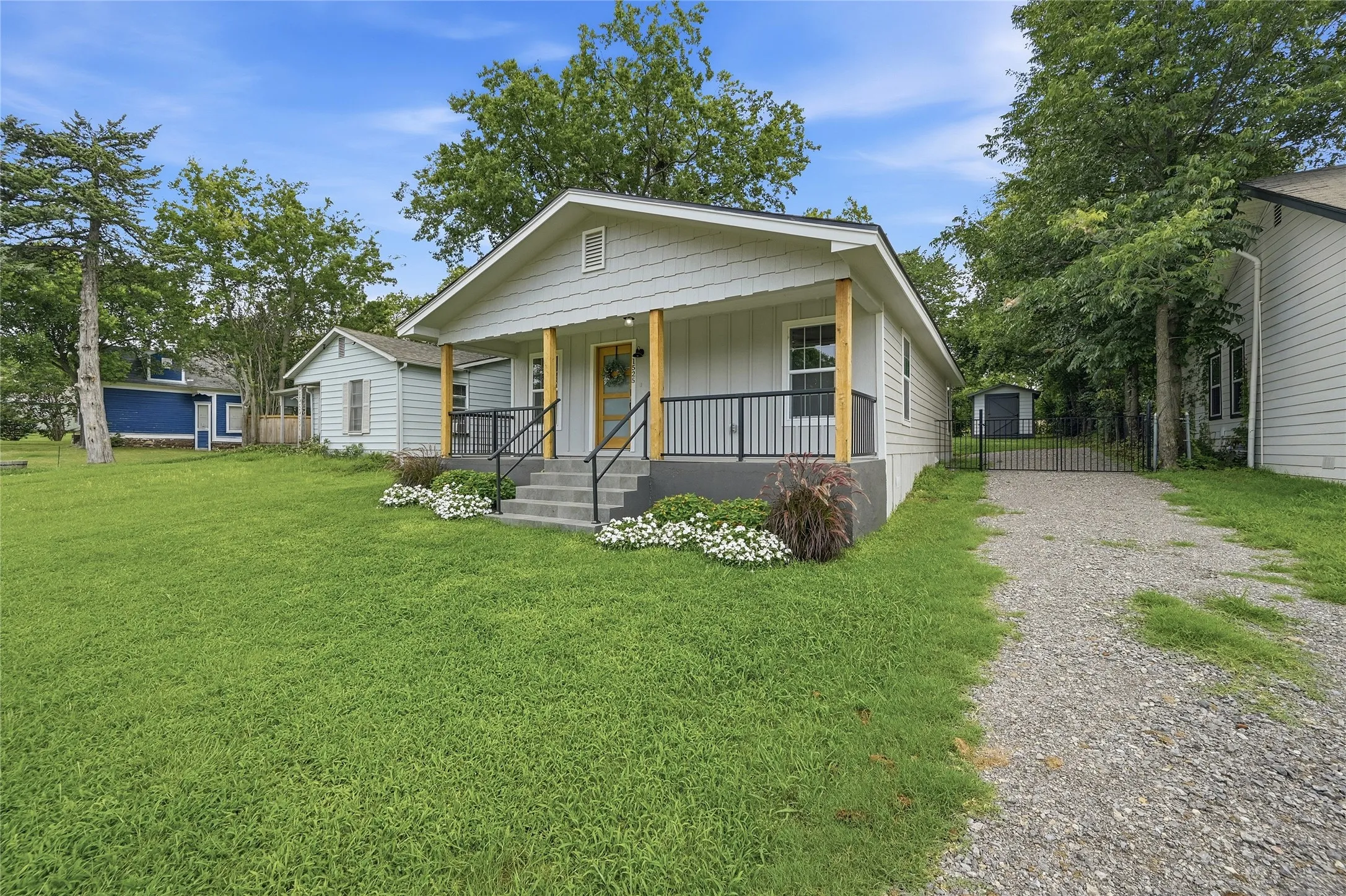 Single Family Residence For Sale in Grayson County , 1525 W Woodard Street, Denison, Texas 75020, 2 Bedroom, 1 Bathroom, Garage spaces, 1,044 Sqft, built in 1948, mls#21313751, Real Estate Agent in Denison, Homes For Sale in Grayson county, Homes For Sale in Denison, Realtor in Denison Texas, Real Estate Brokerage Independent Realty Texas, Luminita Cordes Realtor