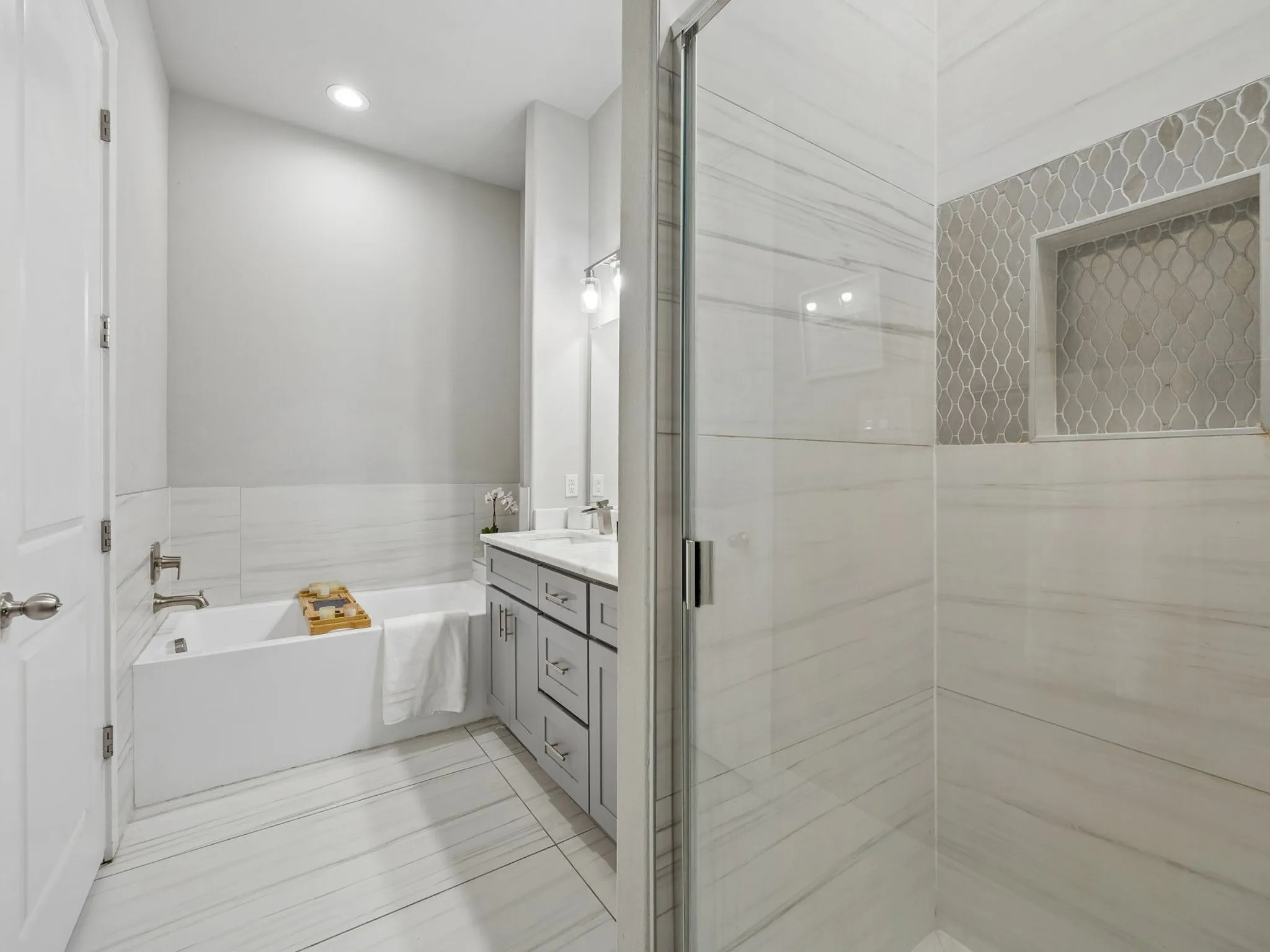 Hollywood soaking tub