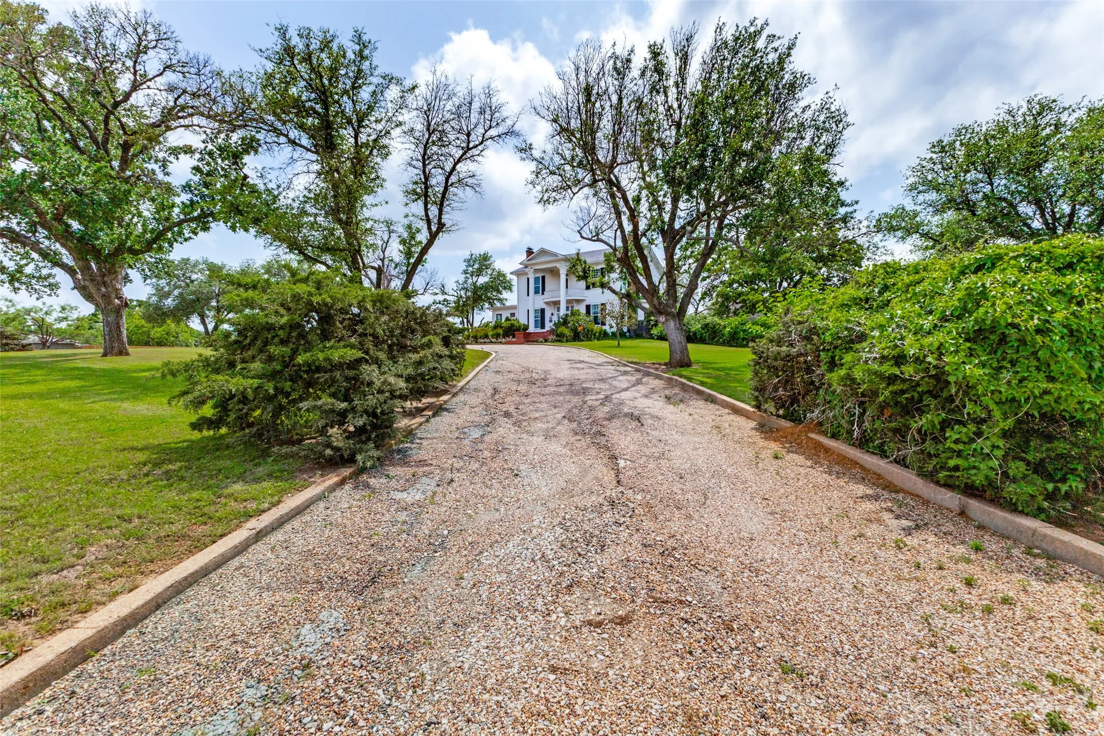 Single Family Residence For Sale in Eastland County , 515 S Lamar Street, Eastland, Texas 76448, 5 Bedroom, 4 Bathroom, Garage spaces, 5,387 Sqft, built in 1918, mls#21313254, Real Estate Agent in Eastland, Homes For Sale in Eastland county, Homes For Sale in Eastland, Realtor in Eastland Texas, Real Estate Brokerage Independent Realty Texas, Luminita Cordes Realtor