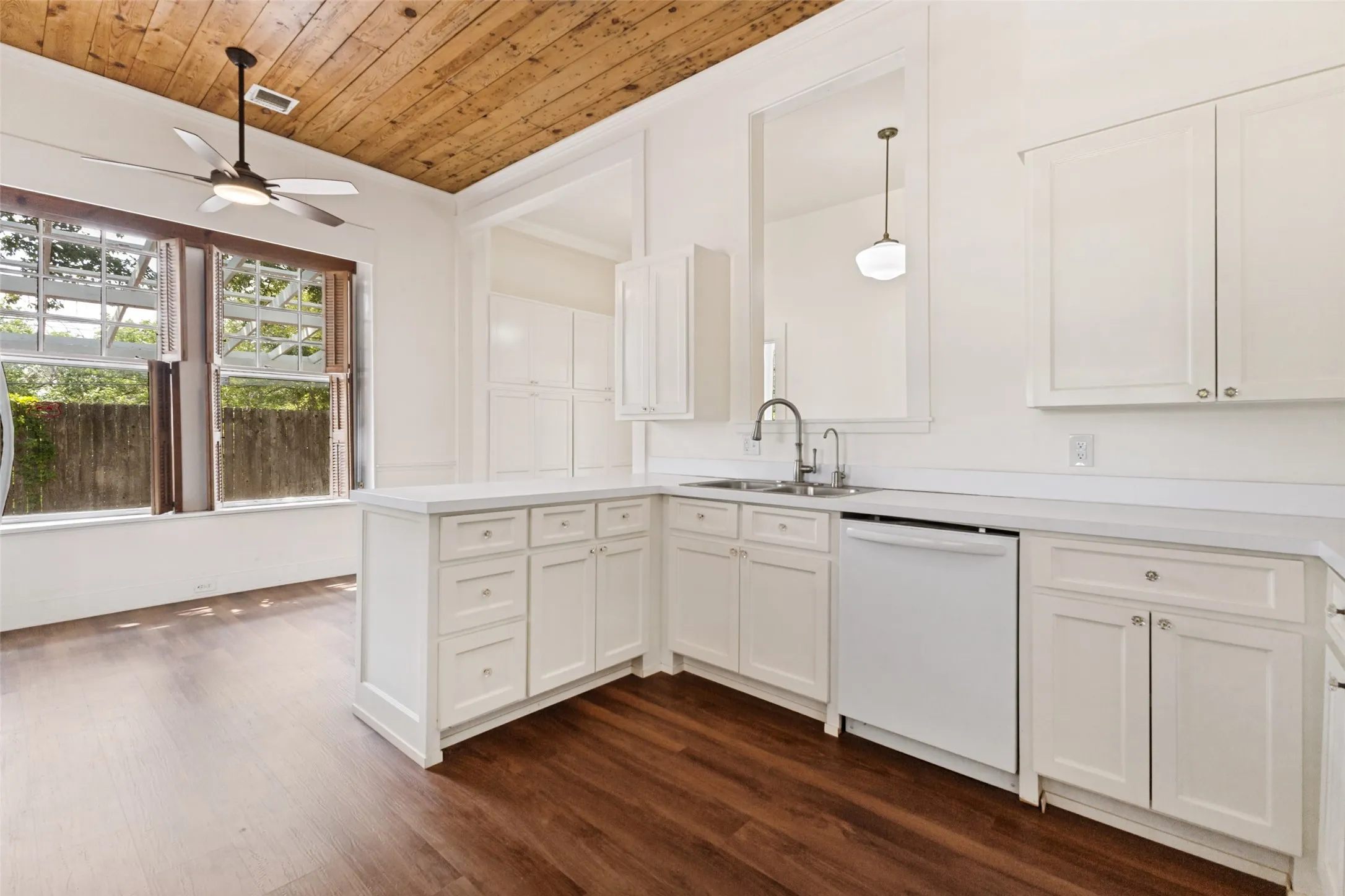 Single Family Residence For Sale in Eastland County , 515 S Lamar Street, Eastland, Texas 76448, 5 Bedroom, 4 Bathroom, Garage spaces, 5,387 Sqft, built in 1918, mls#21313254, Real Estate Agent in Eastland, Homes For Sale in Eastland county, Homes For Sale in Eastland, Realtor in Eastland Texas, Real Estate Brokerage Independent Realty Texas, Luminita Cordes Realtor