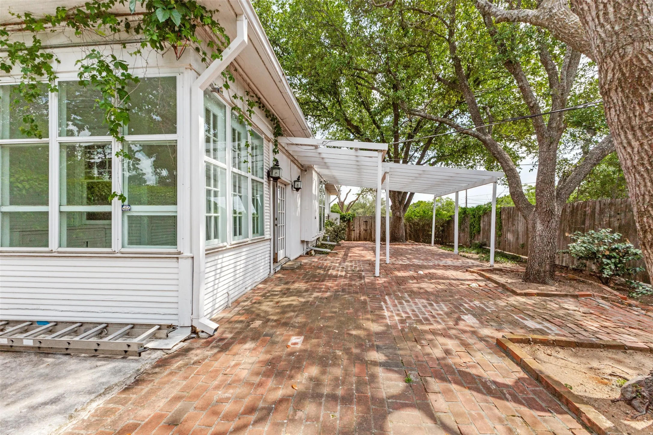 Single Family Residence For Sale in Eastland County , 515 S Lamar Street, Eastland, Texas 76448, 5 Bedroom, 4 Bathroom, Garage spaces, 5,387 Sqft, built in 1918, mls#21313254, Real Estate Agent in Eastland, Homes For Sale in Eastland county, Homes For Sale in Eastland, Realtor in Eastland Texas, Real Estate Brokerage Independent Realty Texas, Luminita Cordes Realtor