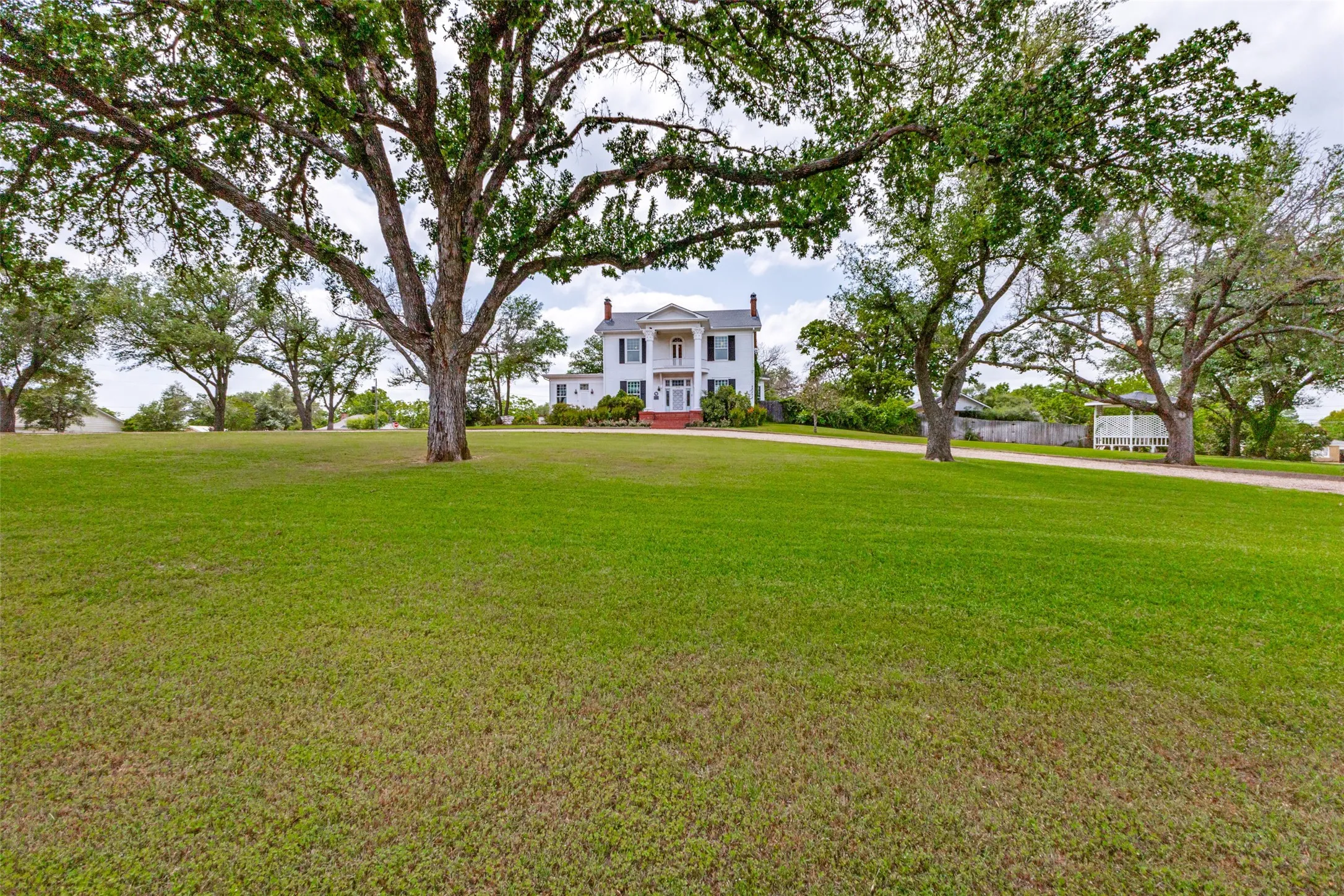 Single Family Residence For Sale in Eastland County , 515 S Lamar Street, Eastland, Texas 76448, 5 Bedroom, 4 Bathroom, Garage spaces, 5,387 Sqft, built in 1918, mls#21313254, Real Estate Agent in Eastland, Homes For Sale in Eastland county, Homes For Sale in Eastland, Realtor in Eastland Texas, Real Estate Brokerage Independent Realty Texas, Luminita Cordes Realtor