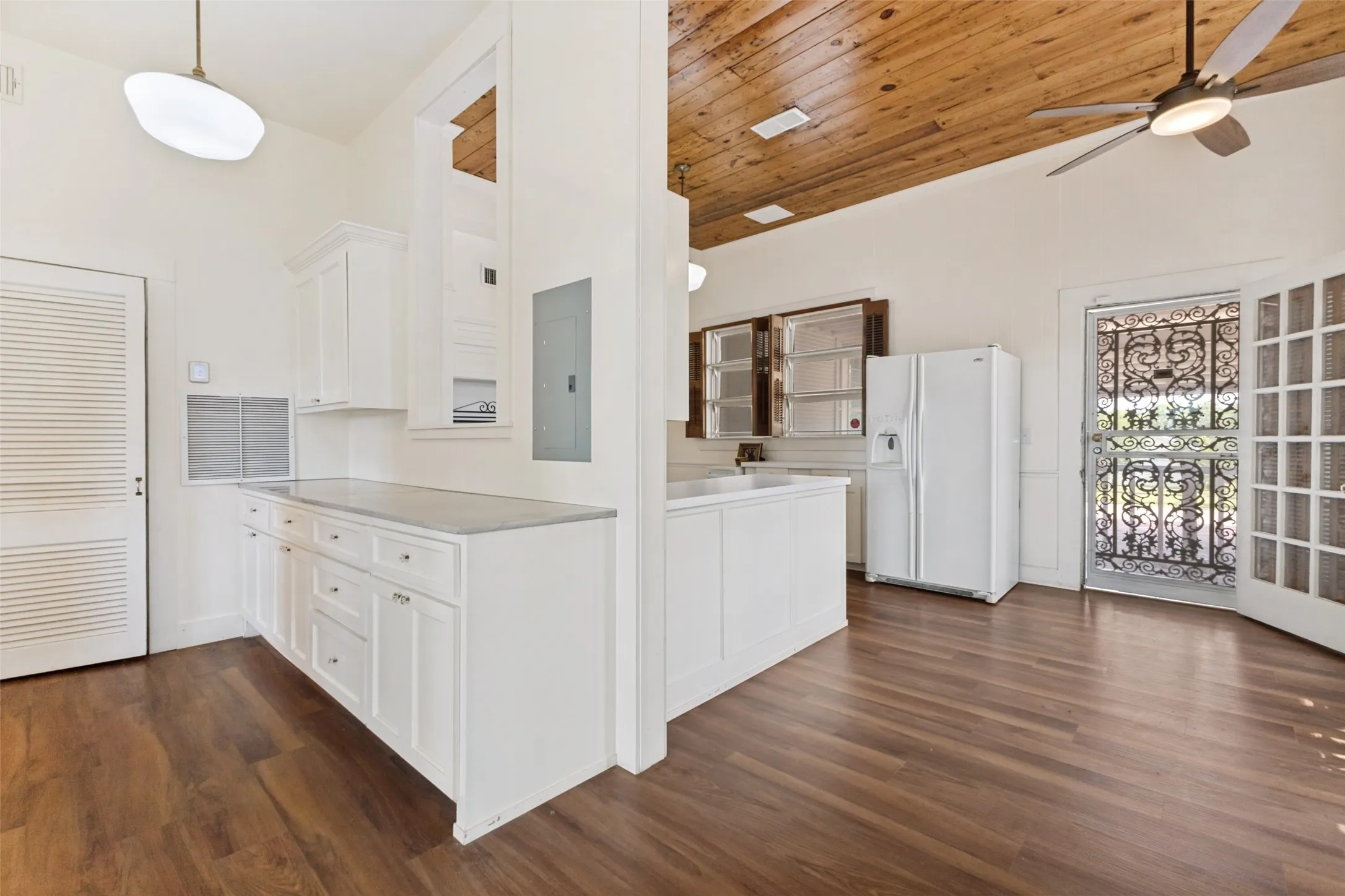 Single Family Residence For Sale in Eastland County , 515 S Lamar Street, Eastland, Texas 76448, 5 Bedroom, 4 Bathroom, Garage spaces, 5,387 Sqft, built in 1918, mls#21313254, Real Estate Agent in Eastland, Homes For Sale in Eastland county, Homes For Sale in Eastland, Realtor in Eastland Texas, Real Estate Brokerage Independent Realty Texas, Luminita Cordes Realtor
