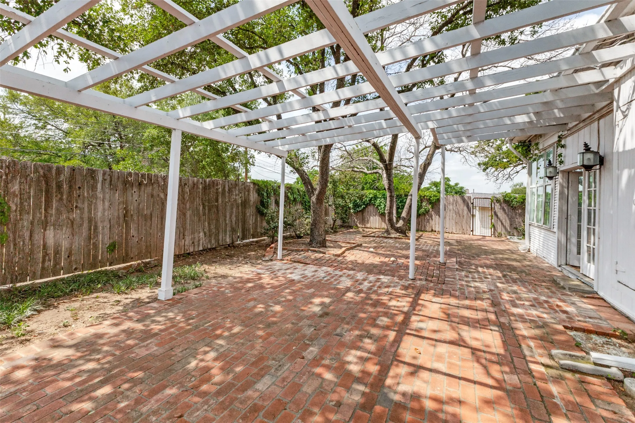Single Family Residence For Sale in Eastland County , 515 S Lamar Street, Eastland, Texas 76448, 5 Bedroom, 4 Bathroom, Garage spaces, 5,387 Sqft, built in 1918, mls#21313254, Real Estate Agent in Eastland, Homes For Sale in Eastland county, Homes For Sale in Eastland, Realtor in Eastland Texas, Real Estate Brokerage Independent Realty Texas, Luminita Cordes Realtor