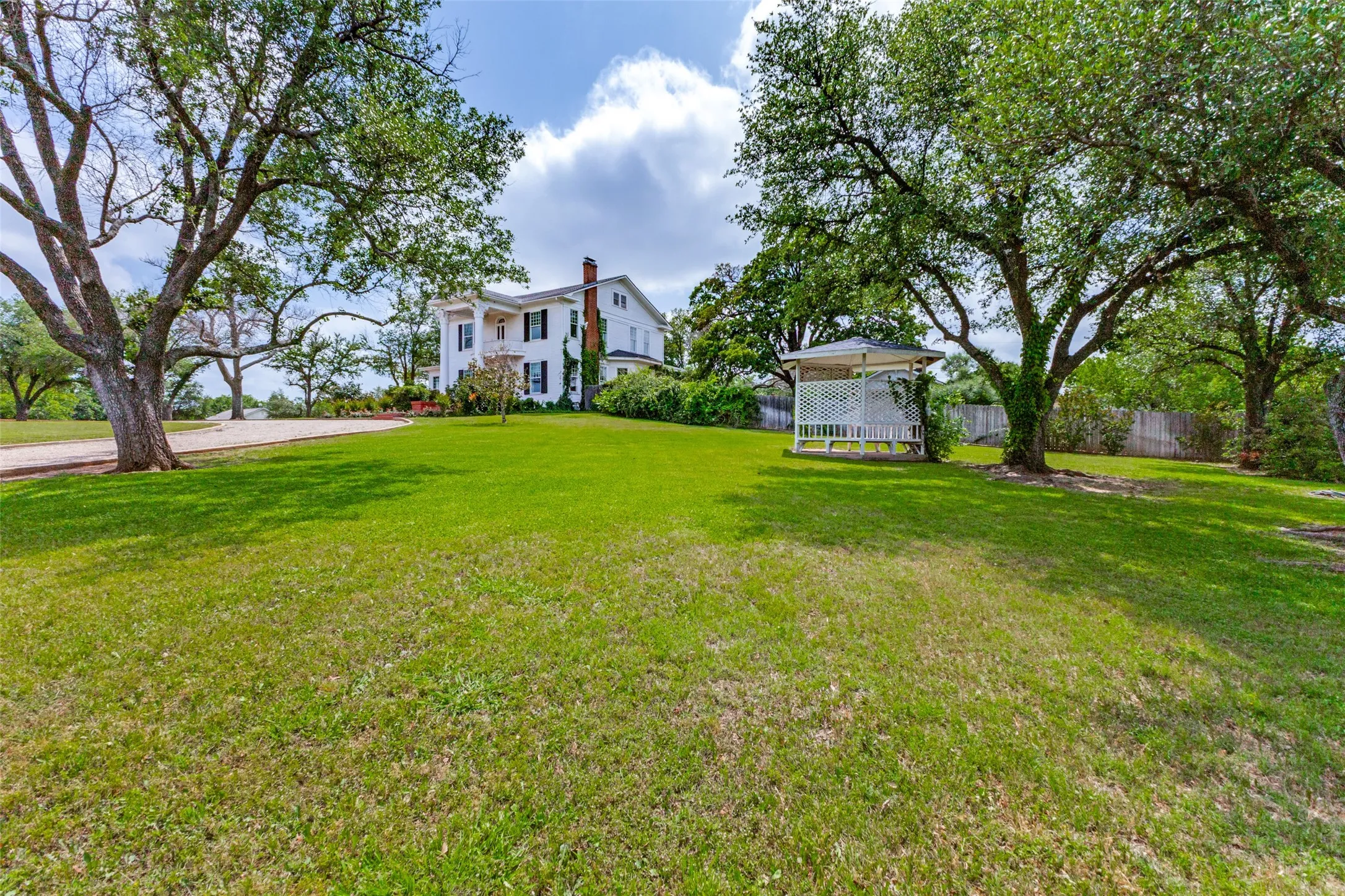 Single Family Residence For Sale in Eastland County , 515 S Lamar Street, Eastland, Texas 76448, 5 Bedroom, 4 Bathroom, Garage spaces, 5,387 Sqft, built in 1918, mls#21313254, Real Estate Agent in Eastland, Homes For Sale in Eastland county, Homes For Sale in Eastland, Realtor in Eastland Texas, Real Estate Brokerage Independent Realty Texas, Luminita Cordes Realtor
