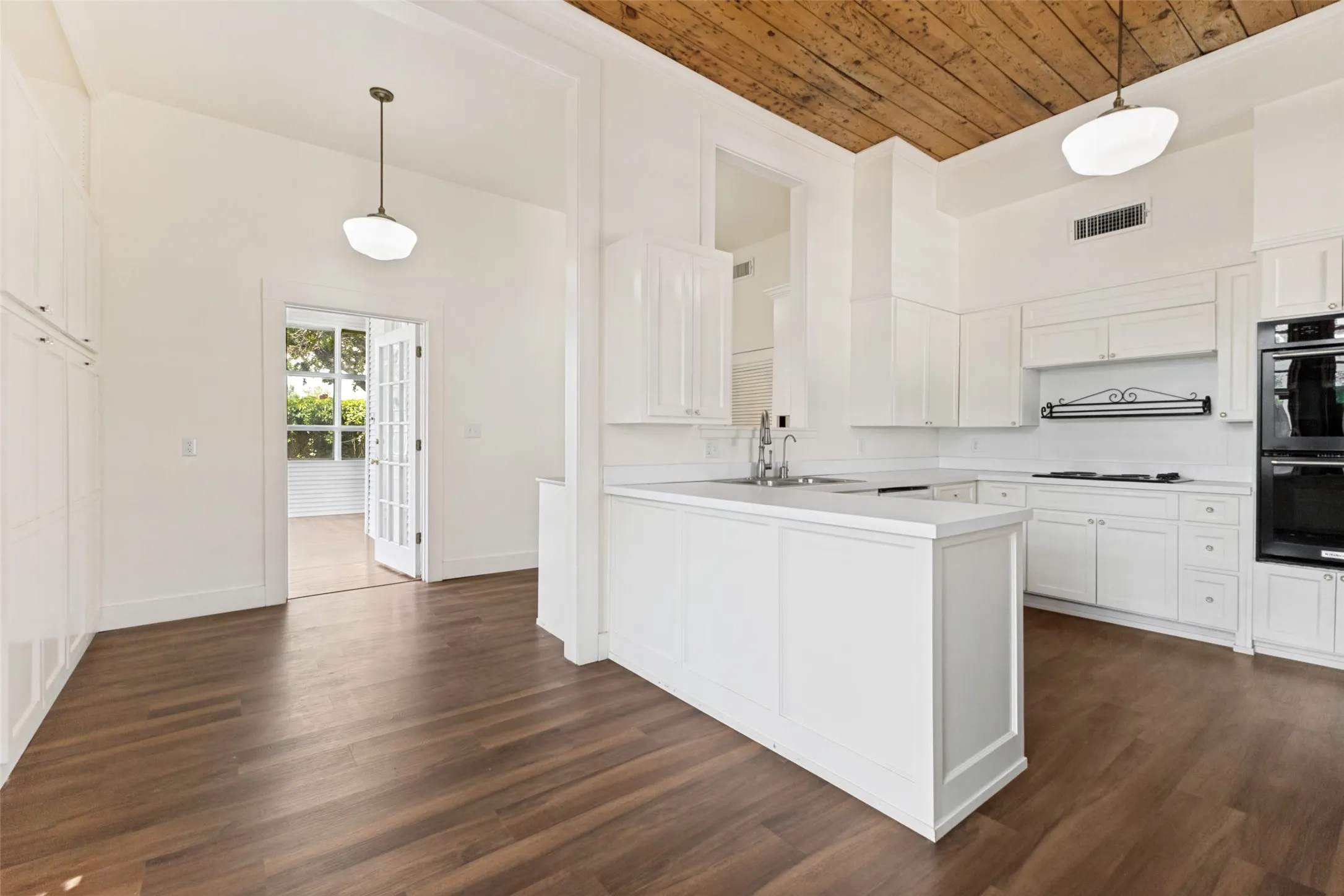 Single Family Residence For Sale in Eastland County , 515 S Lamar Street, Eastland, Texas 76448, 5 Bedroom, 4 Bathroom, Garage spaces, 5,387 Sqft, built in 1918, mls#21313254, Real Estate Agent in Eastland, Homes For Sale in Eastland county, Homes For Sale in Eastland, Realtor in Eastland Texas, Real Estate Brokerage Independent Realty Texas, Luminita Cordes Realtor