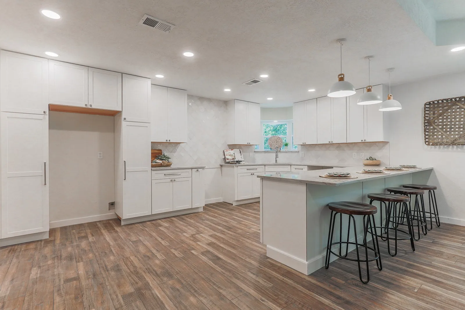 Single Family Residence For Sale in Grayson County , 44 Haven Circle, Denison, Texas 75020, 3 Bedroom, 2 Bathroom, 2 Garage spaces, 1,761 Sqft, built in 1986, mls#21313952, Real Estate Agent in Denison, Homes For Sale in Grayson county, Homes For Sale in Denison, Realtor in Denison Texas, Real Estate Brokerage Independent Realty Texas, Luminita Cordes Realtor