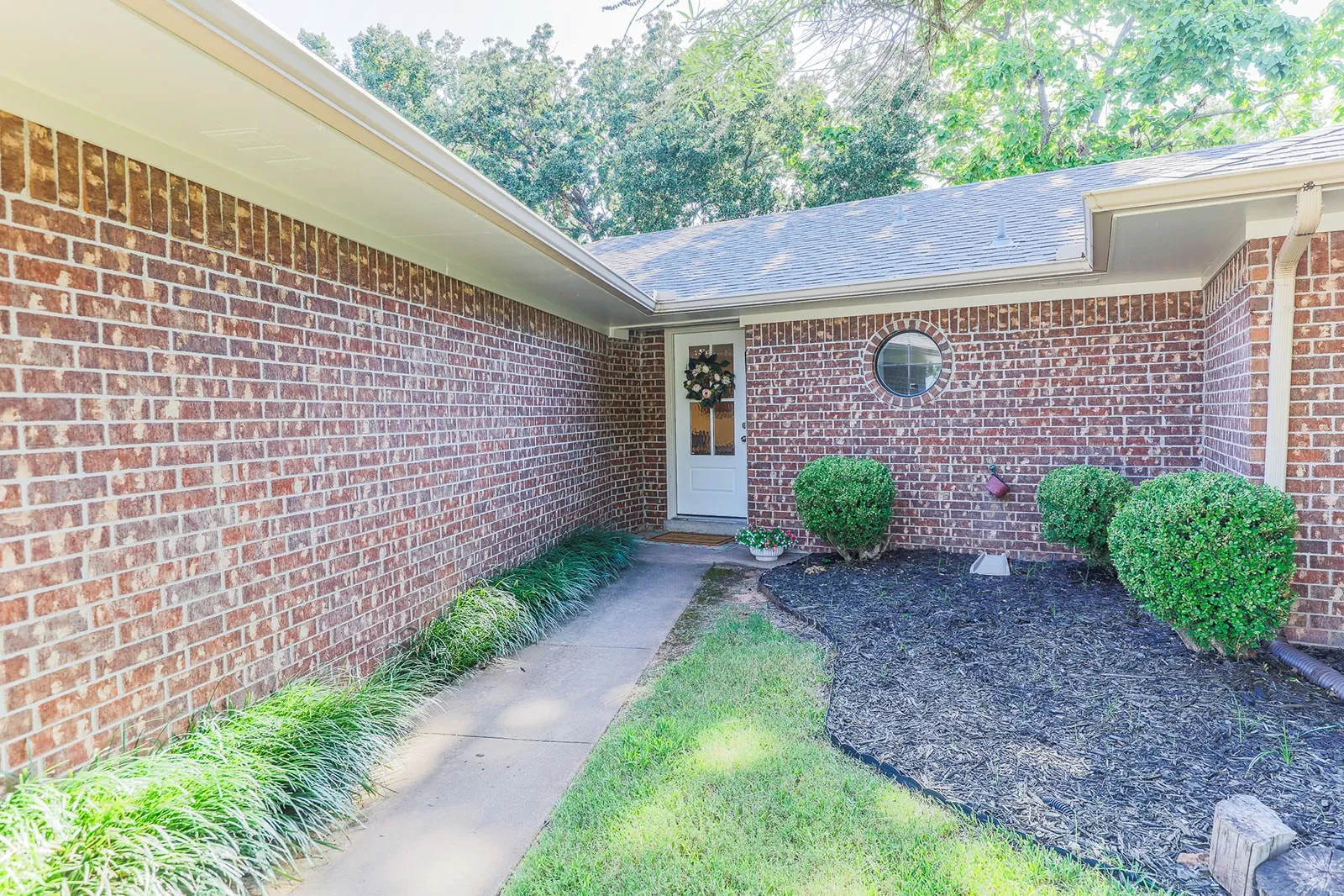 Single Family Residence For Sale in Grayson County , 44 Haven Circle, Denison, Texas 75020, 3 Bedroom, 2 Bathroom, 2 Garage spaces, 1,761 Sqft, built in 1986, mls#21313952, Real Estate Agent in Denison, Homes For Sale in Grayson county, Homes For Sale in Denison, Realtor in Denison Texas, Real Estate Brokerage Independent Realty Texas, Luminita Cordes Realtor
