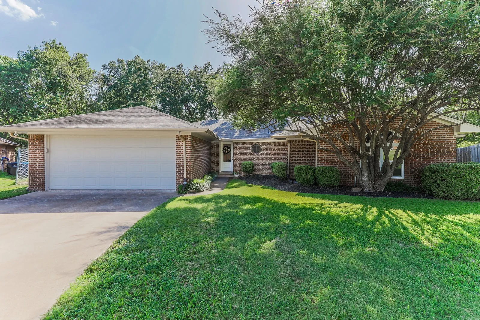 Single Family Residence For Sale in Grayson County , 44 Haven Circle, Denison, Texas 75020, 3 Bedroom, 2 Bathroom, 2 Garage spaces, 1,761 Sqft, built in 1986, mls#21313952, Real Estate Agent in Denison, Homes For Sale in Grayson county, Homes For Sale in Denison, Realtor in Denison Texas, Real Estate Brokerage Independent Realty Texas, Luminita Cordes Realtor