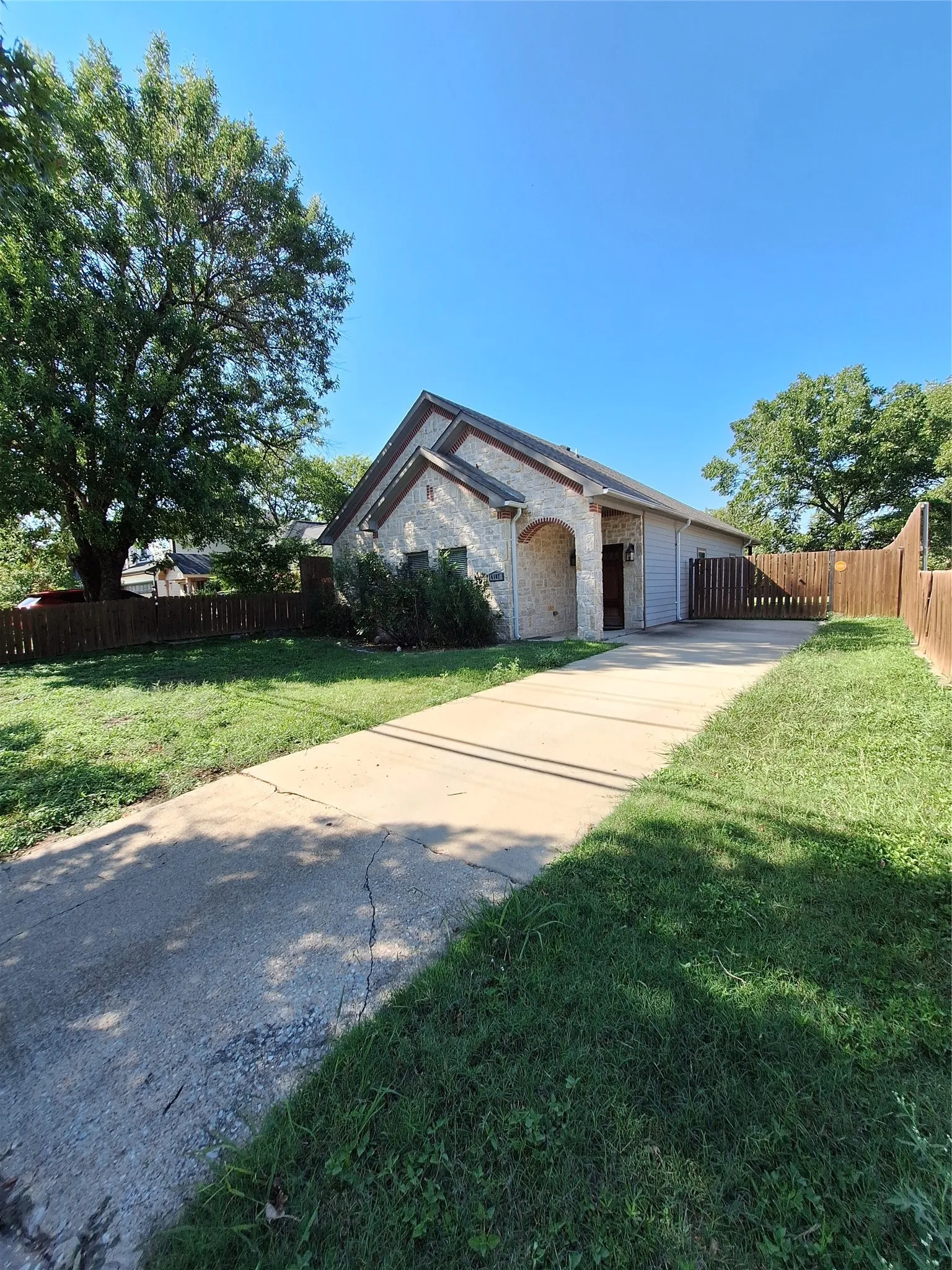 Single Family Residence For Rent in Dallas County , 4107 Canada Drive, Dallas, Texas 75212, 4 Bedroom, 3 Bathroom, Garage spaces, 1,533 Sqft, built in 2018, mls#21313882, Real Estate Agent in Dallas, Homes For Rent in Dallas county, Homes For Rent in Dallas, Realtor in Dallas Texas, Real Estate Brokerage Independent Realty Texas, Luminita Cordes Realtor