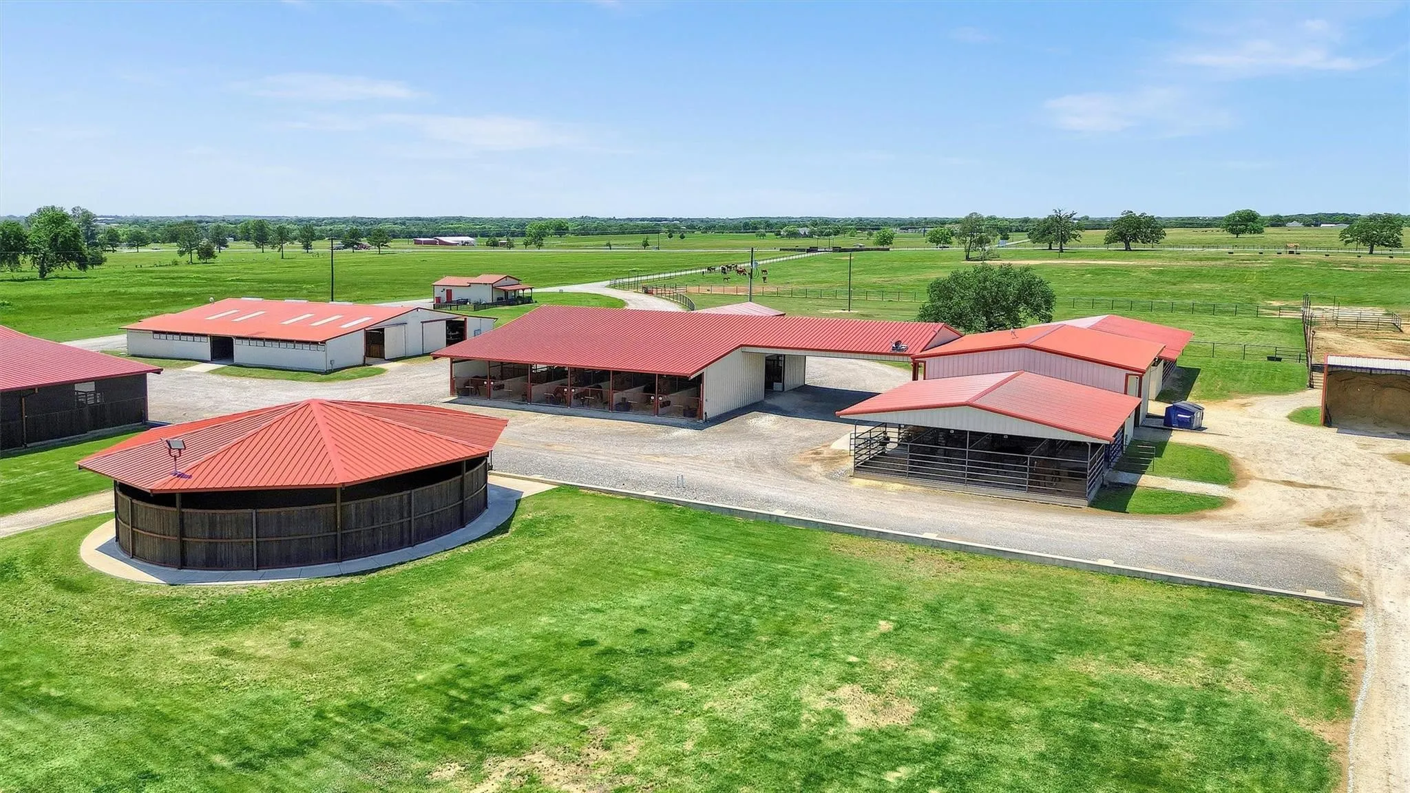 Covered round pen between the barns.