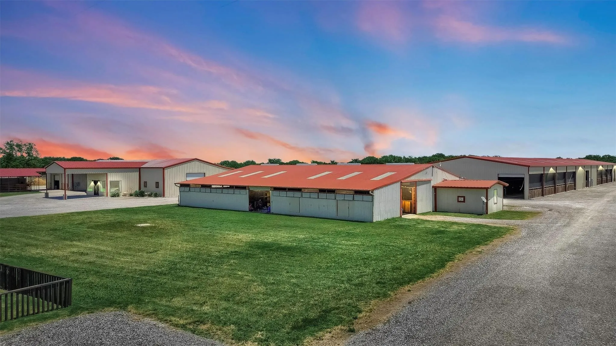 The 20-stall Show barn sits off the main driveway, south of the lounge and west of the 72-stall barn.