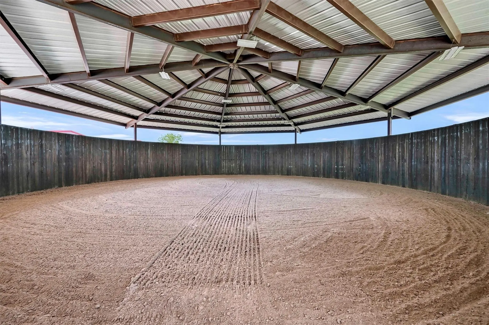 Covered round pen with LED lighting, viewing stand and good sand footing.