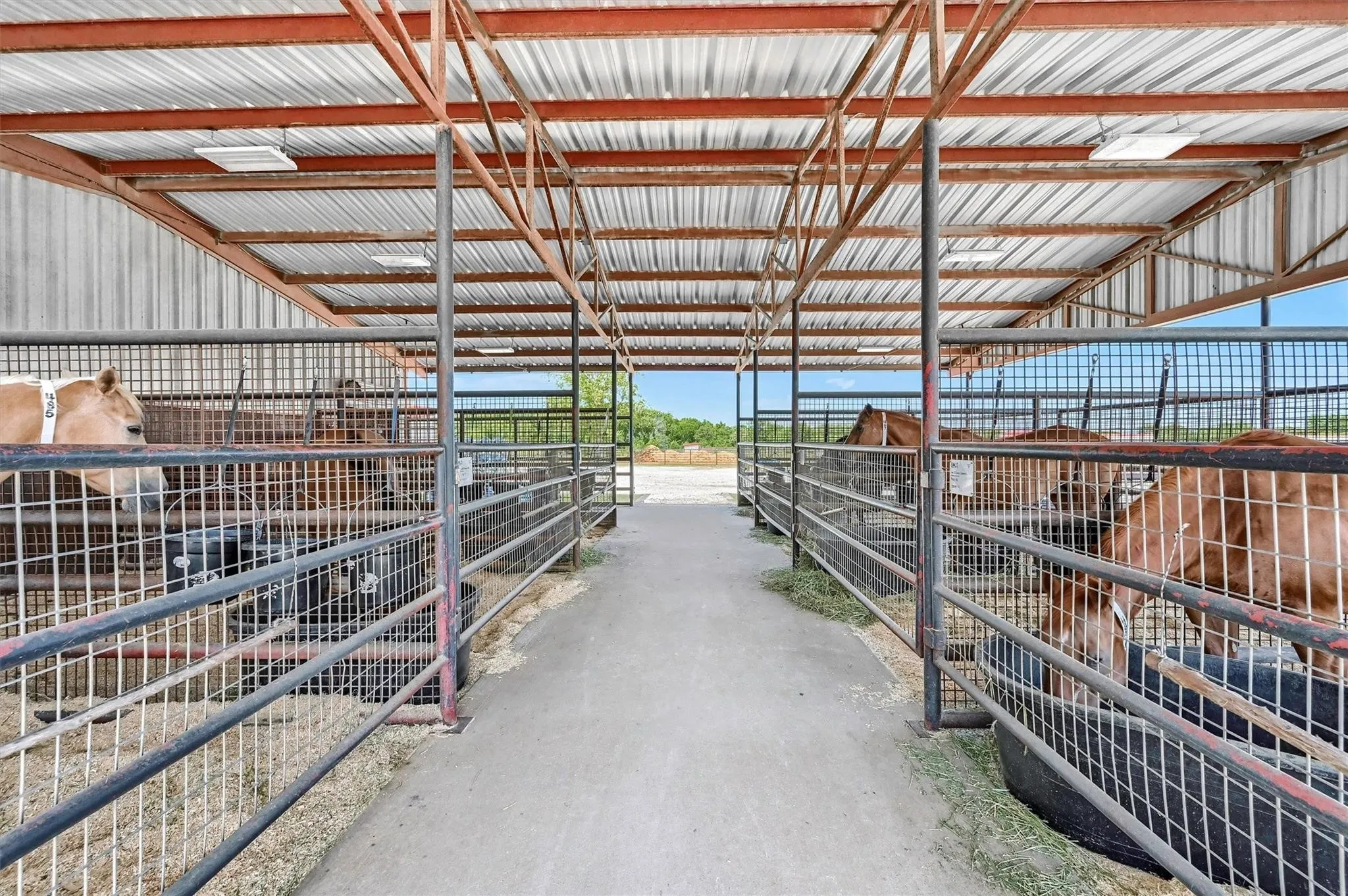 Built in 2020, mare motel has 16-stalls.