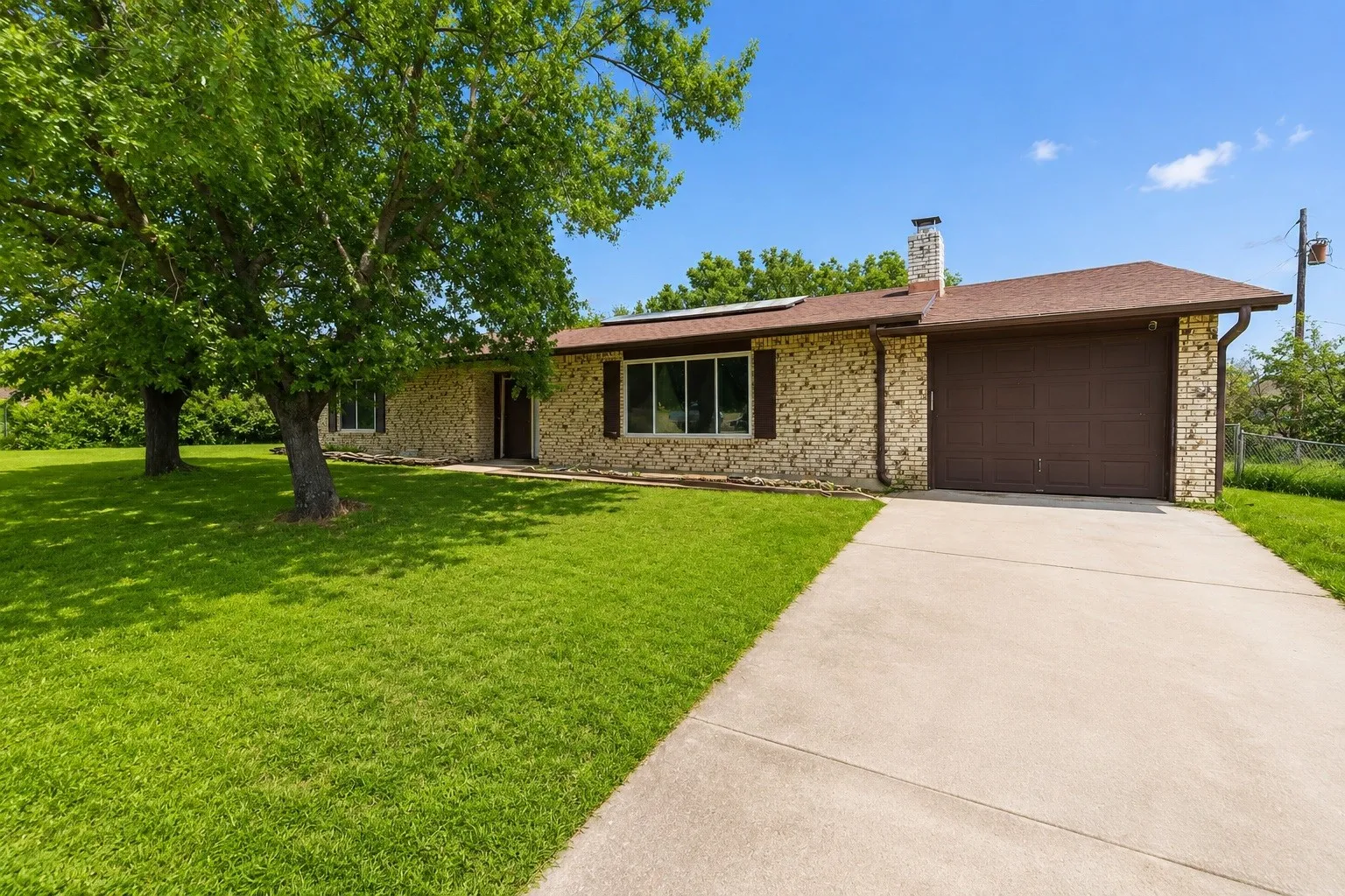 Single Family Residence For Sale in Jack County , 119 Dennis Street, Jacksboro, Texas 76458, 3 Bedrooms, 2 Bathrooms, 1 Garage spaces, 2,155 Sqft, built in 1976, Price $255,000, mls#21311670, Real Estate Agent in Jacksboro, Homes For Sale in Jack county, Homes For Sale in Jacksboro, Realtor in Jacksboro Texas, Real Estate Brokerage Independent Realty Texas, Luminita Cordes Realtor