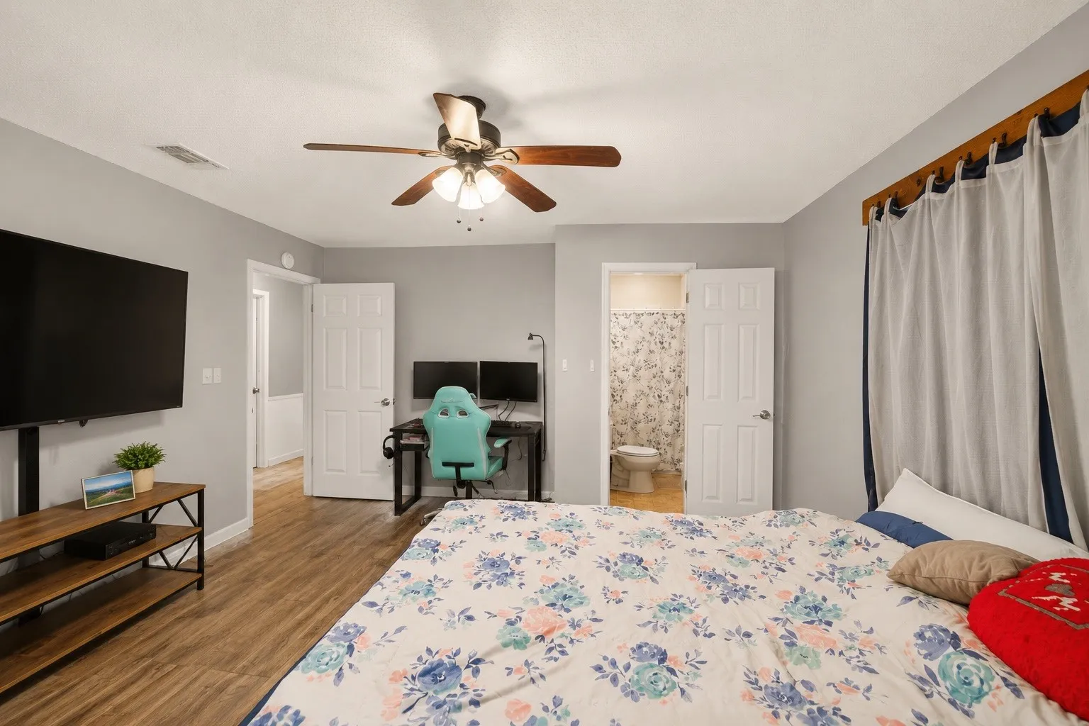 Single Family Residence For Sale in Jack County , 119 Dennis Street, Jacksboro, Texas 76458, 3 Bedrooms, 2 Bathrooms, 1 Garage spaces, 2,155 Sqft, built in 1976, Price $255,000, mls#21311670, Real Estate Agent in Jacksboro, Homes For Sale in Jack county, Homes For Sale in Jacksboro, Realtor in Jacksboro Texas, Real Estate Brokerage Independent Realty Texas, Luminita Cordes Realtor
