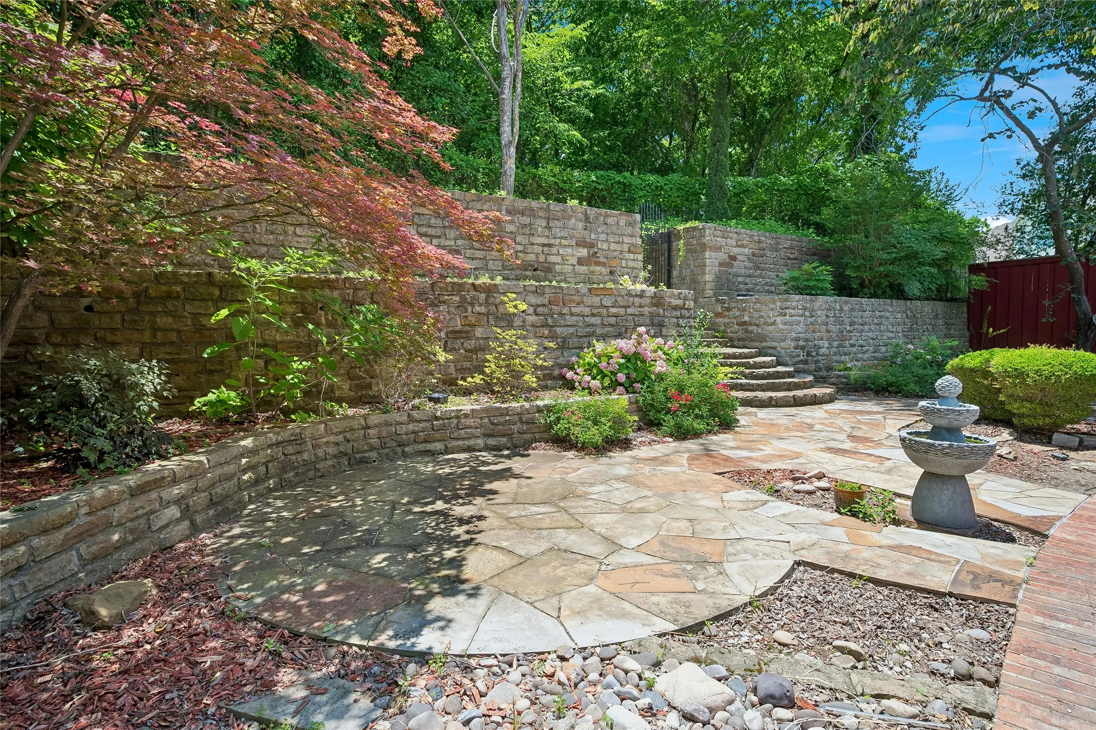 Unbelievable private English garden patio.