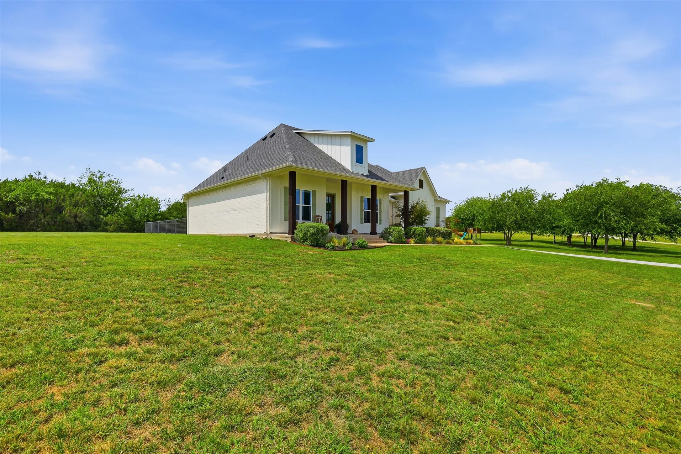 Single Family Residence For Sale in Parker County , 400 Stone Mountain Court, Cresson, Texas 76035, 3 Bedroom, 3 Bathroom, 2 Garage spaces, 2,394 Sqft, built in 2017, mls#21302907, Real Estate Agent in Cresson, Homes For Sale in Parker county, Homes For Sale in Cresson, Realtor in Cresson Texas, Real Estate Brokerage Independent Realty Texas, Luminita Cordes Realtor