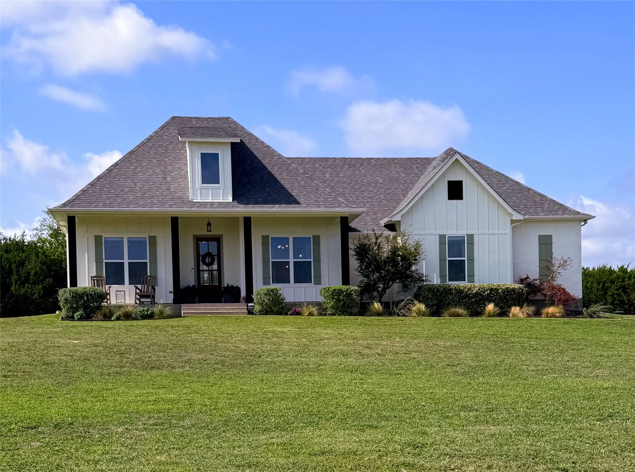 Single Family Residence For Sale in Parker County , 400 Stone Mountain Court, Cresson, Texas 76035, 3 Bedroom, 3 Bathroom, 2 Garage spaces, 2,394 Sqft, built in 2017, mls#21302907, Real Estate Agent in Cresson, Homes For Sale in Parker county, Homes For Sale in Cresson, Realtor in Cresson Texas, Real Estate Brokerage Independent Realty Texas, Luminita Cordes Realtor