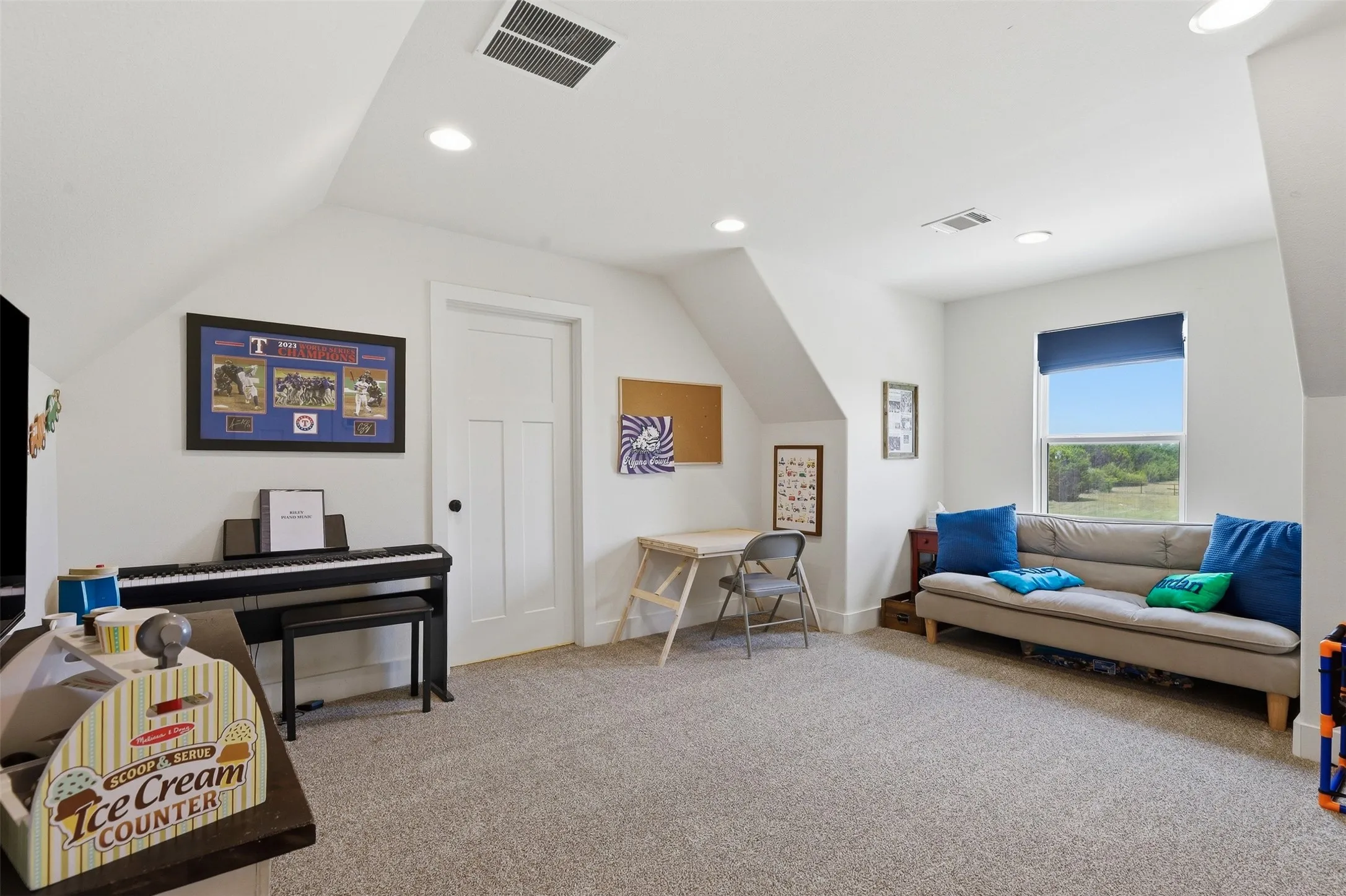 Single Family Residence For Sale in Parker County , 400 Stone Mountain Court, Cresson, Texas 76035, 3 Bedroom, 3 Bathroom, 2 Garage spaces, 2,394 Sqft, built in 2017, mls#21302907, Real Estate Agent in Cresson, Homes For Sale in Parker county, Homes For Sale in Cresson, Realtor in Cresson Texas, Real Estate Brokerage Independent Realty Texas, Luminita Cordes Realtor