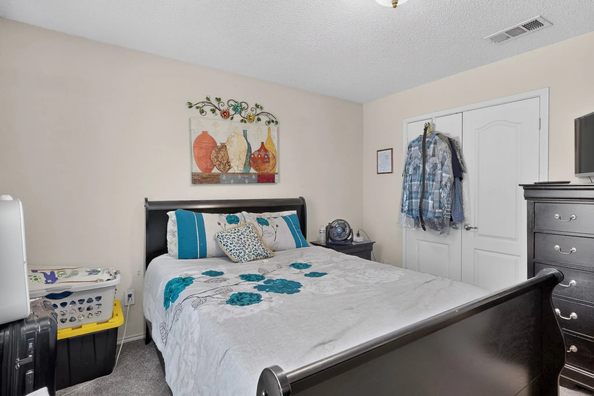 Neutral wall color with textured ceiling