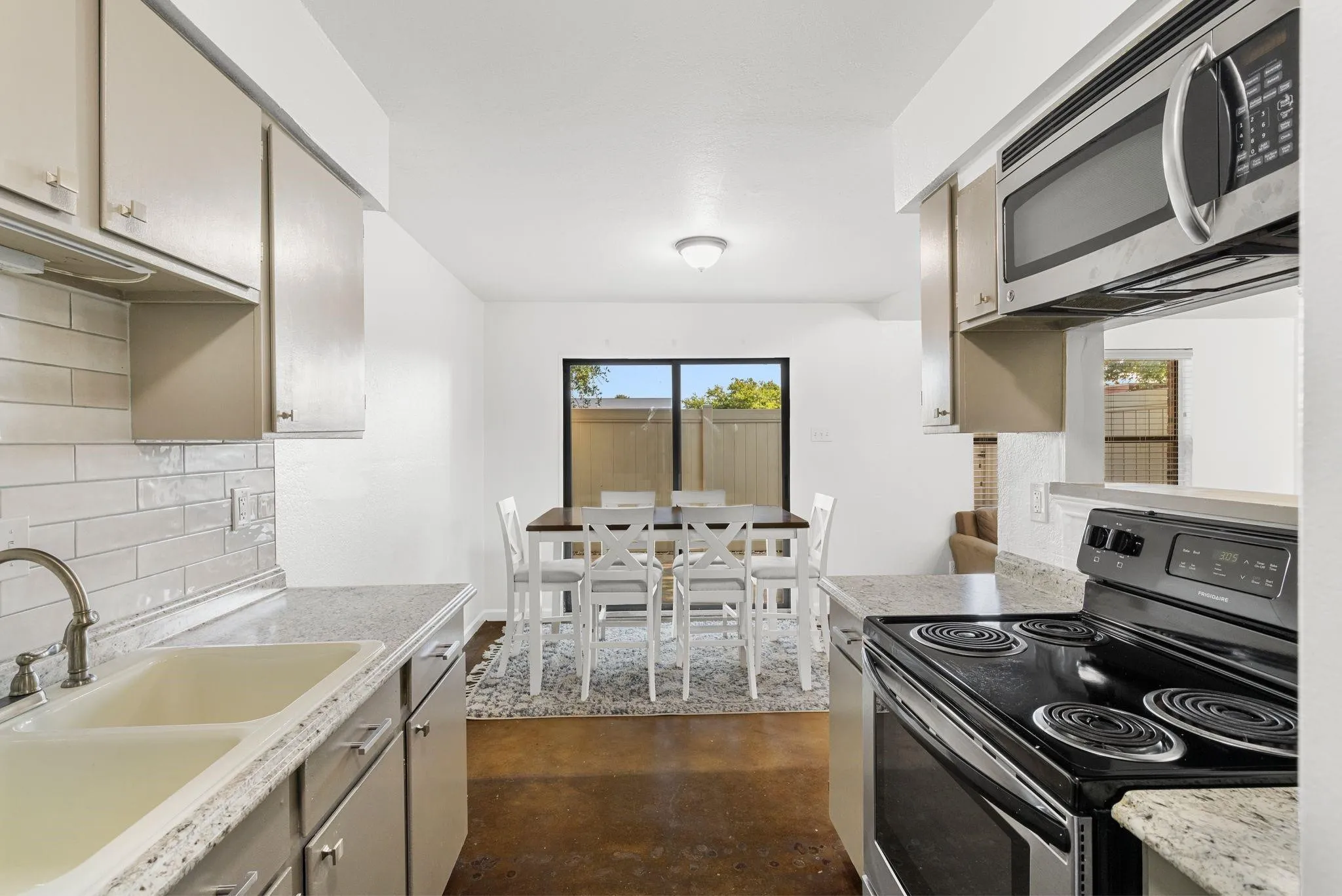 Condominium For Sale in Dallas County , 2240 Tarpley Road 484, Carrollton, Texas 75006, 3 Bedroom, 2 Bathroom, Garage spaces, 1,083 Sqft, built in 1982, mls#21313874, Real Estate Agent in Carrollton, Homes For Sale in Dallas county, Homes For Sale in Carrollton, Realtor in Carrollton Texas, Real Estate Brokerage Independent Realty Texas, Luminita Cordes Realtor