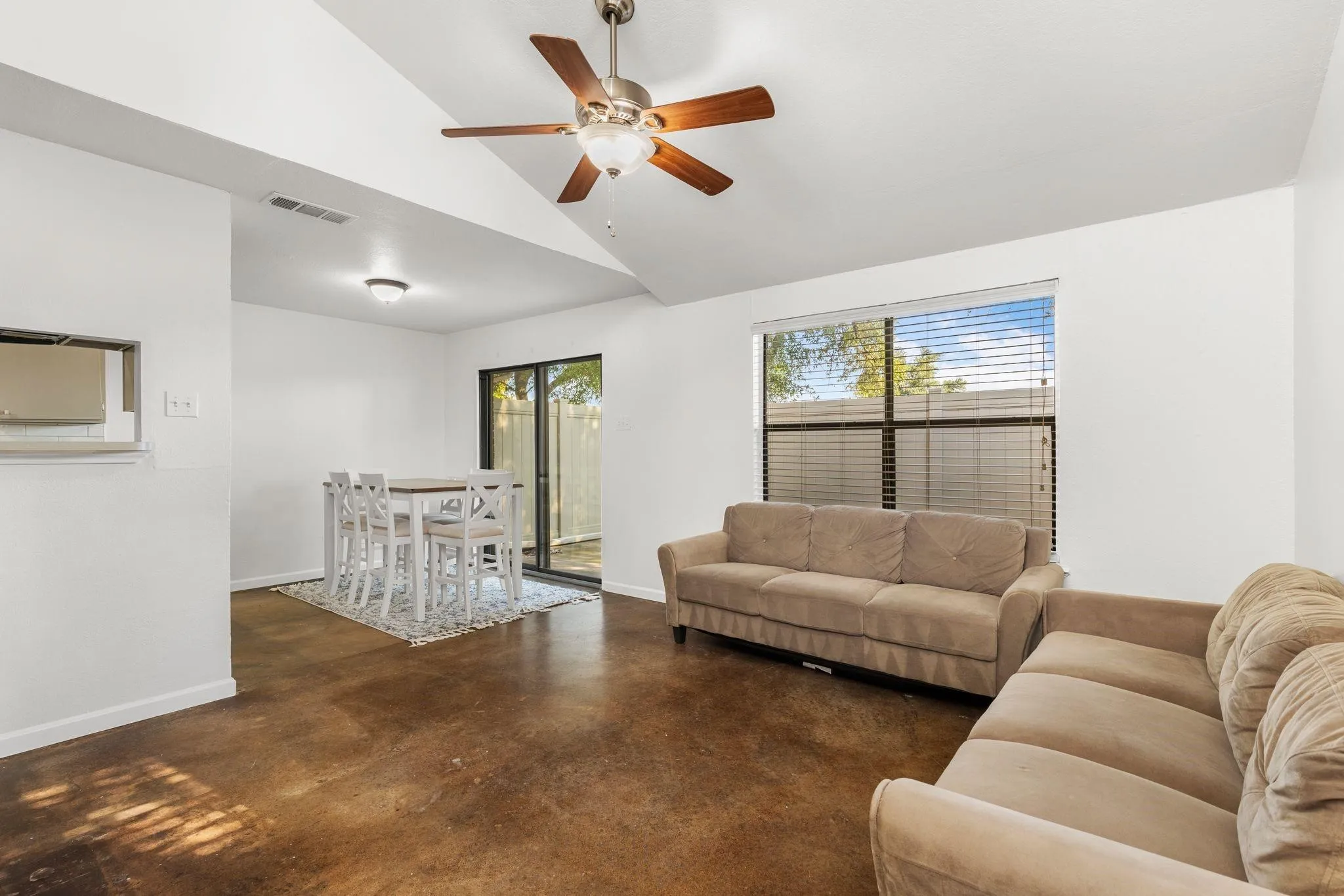 Condominium For Sale in Dallas County , 2240 Tarpley Road 484, Carrollton, Texas 75006, 3 Bedroom, 2 Bathroom, Garage spaces, 1,083 Sqft, built in 1982, mls#21313874, Real Estate Agent in Carrollton, Homes For Sale in Dallas county, Homes For Sale in Carrollton, Realtor in Carrollton Texas, Real Estate Brokerage Independent Realty Texas, Luminita Cordes Realtor