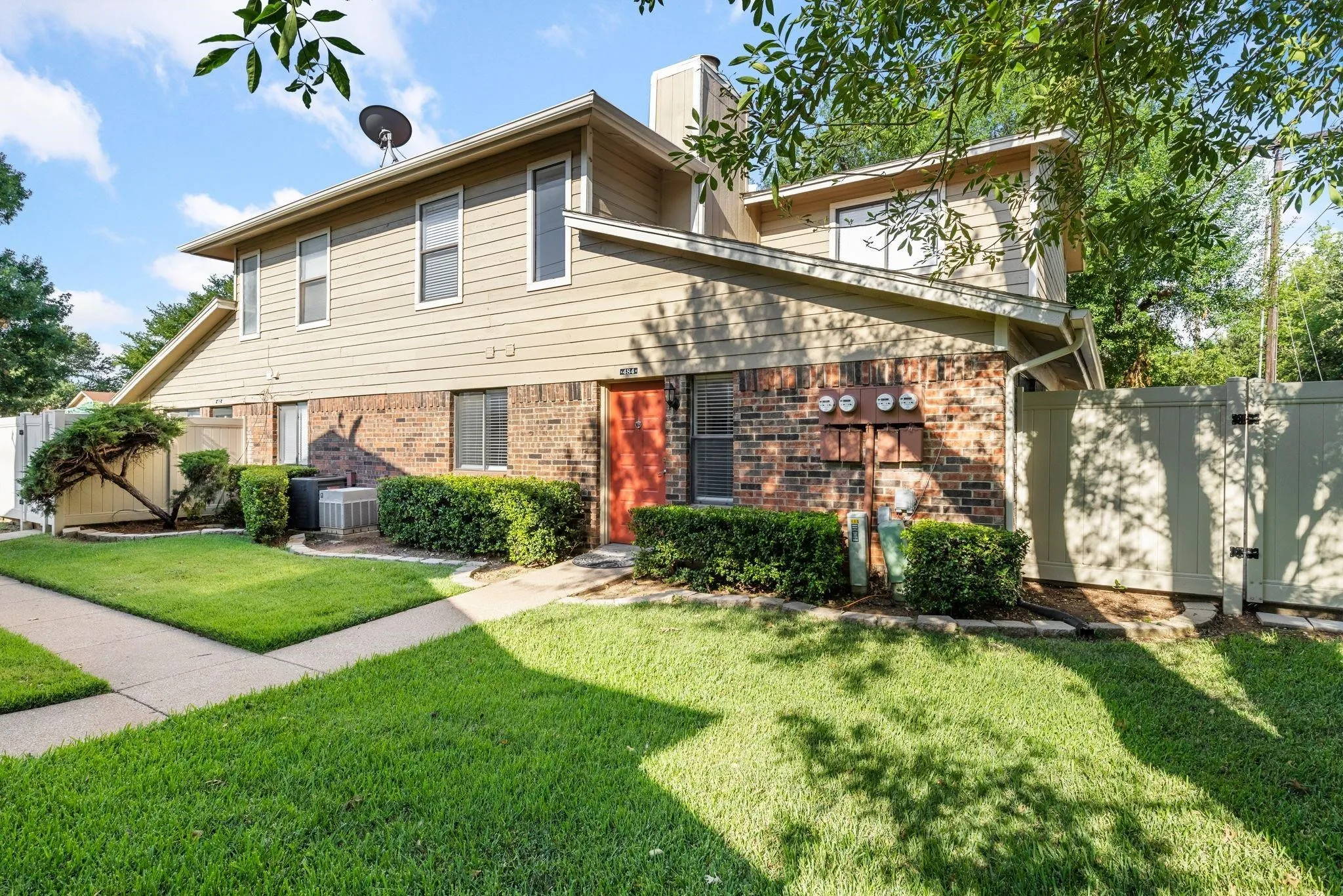 Condominium For Sale in Dallas County , 2240 Tarpley Road 484, Carrollton, Texas 75006, 3 Bedroom, 2 Bathroom, Garage spaces, 1,083 Sqft, built in 1982, mls#21313874, Real Estate Agent in Carrollton, Homes For Sale in Dallas county, Homes For Sale in Carrollton, Realtor in Carrollton Texas, Real Estate Brokerage Independent Realty Texas, Luminita Cordes Realtor