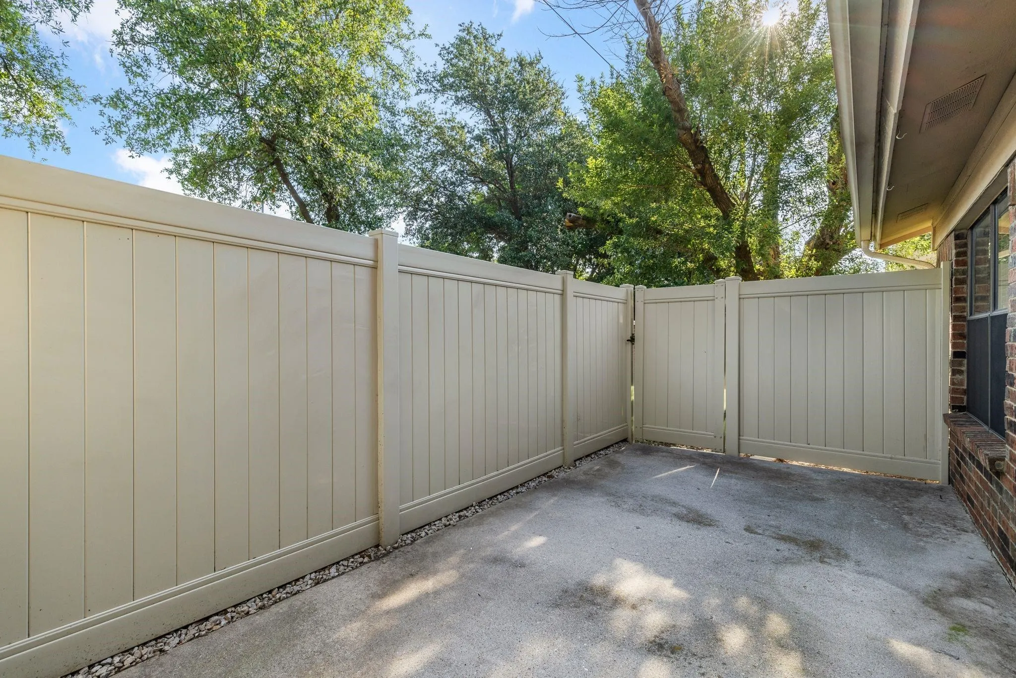 Condominium For Sale in Dallas County , 2240 Tarpley Road 484, Carrollton, Texas 75006, 3 Bedroom, 2 Bathroom, Garage spaces, 1,083 Sqft, built in 1982, mls#21313874, Real Estate Agent in Carrollton, Homes For Sale in Dallas county, Homes For Sale in Carrollton, Realtor in Carrollton Texas, Real Estate Brokerage Independent Realty Texas, Luminita Cordes Realtor