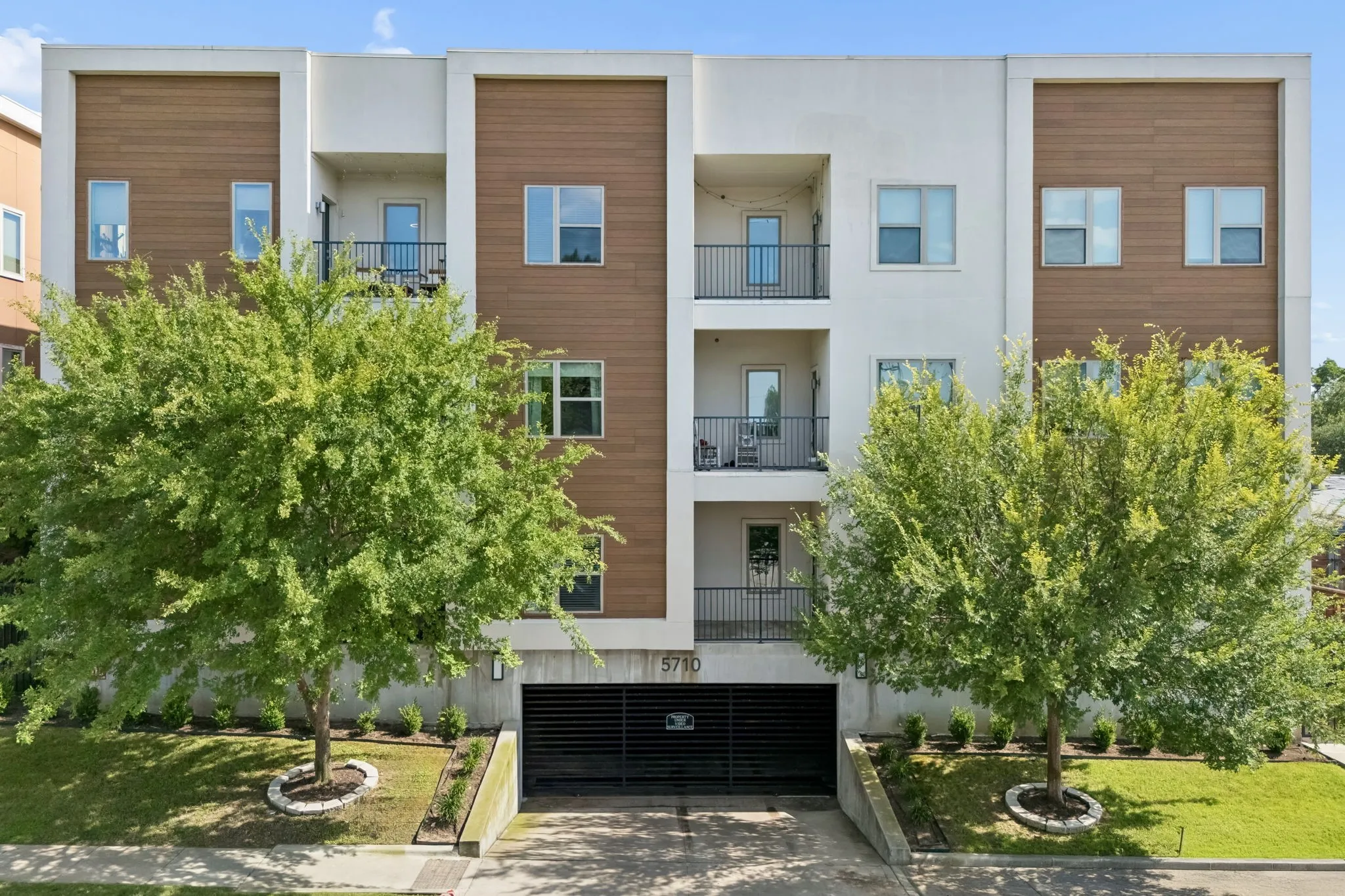 Condominium For Sale in Dallas County , 5710 Mccommas Boulevard 101, Dallas, Texas 75206, 2 Bedroom, 3 Bathroom, 2 Garage spaces, 1,624 Sqft, built in 2016, mls#21312626, Real Estate Agent in Dallas, Homes For Sale in Dallas county, Homes For Sale in Dallas, Realtor in Dallas Texas, Real Estate Brokerage Independent Realty Texas, Luminita Cordes Realtor