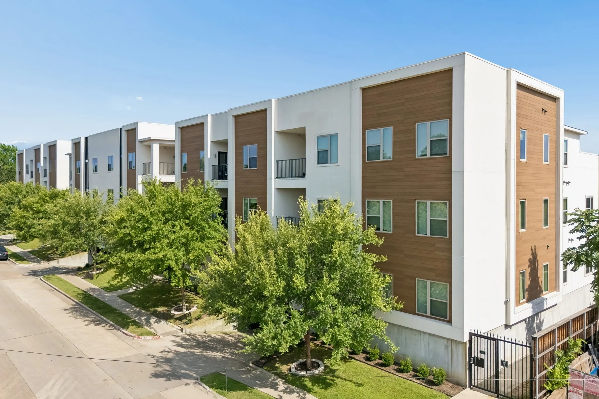 Condominium For Sale in Dallas County , 5710 Mccommas Boulevard 101, Dallas, Texas 75206, 2 Bedroom, 3 Bathroom, 2 Garage spaces, 1,624 Sqft, built in 2016, mls#21312626, Real Estate Agent in Dallas, Homes For Sale in Dallas county, Homes For Sale in Dallas, Realtor in Dallas Texas, Real Estate Brokerage Independent Realty Texas, Luminita Cordes Realtor