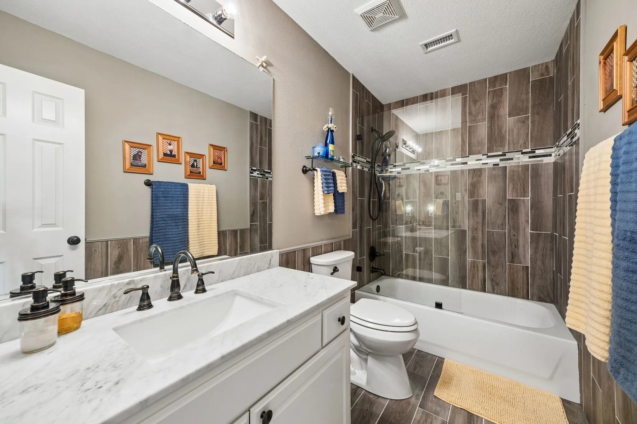 secondary bathroom in hallway upstairs