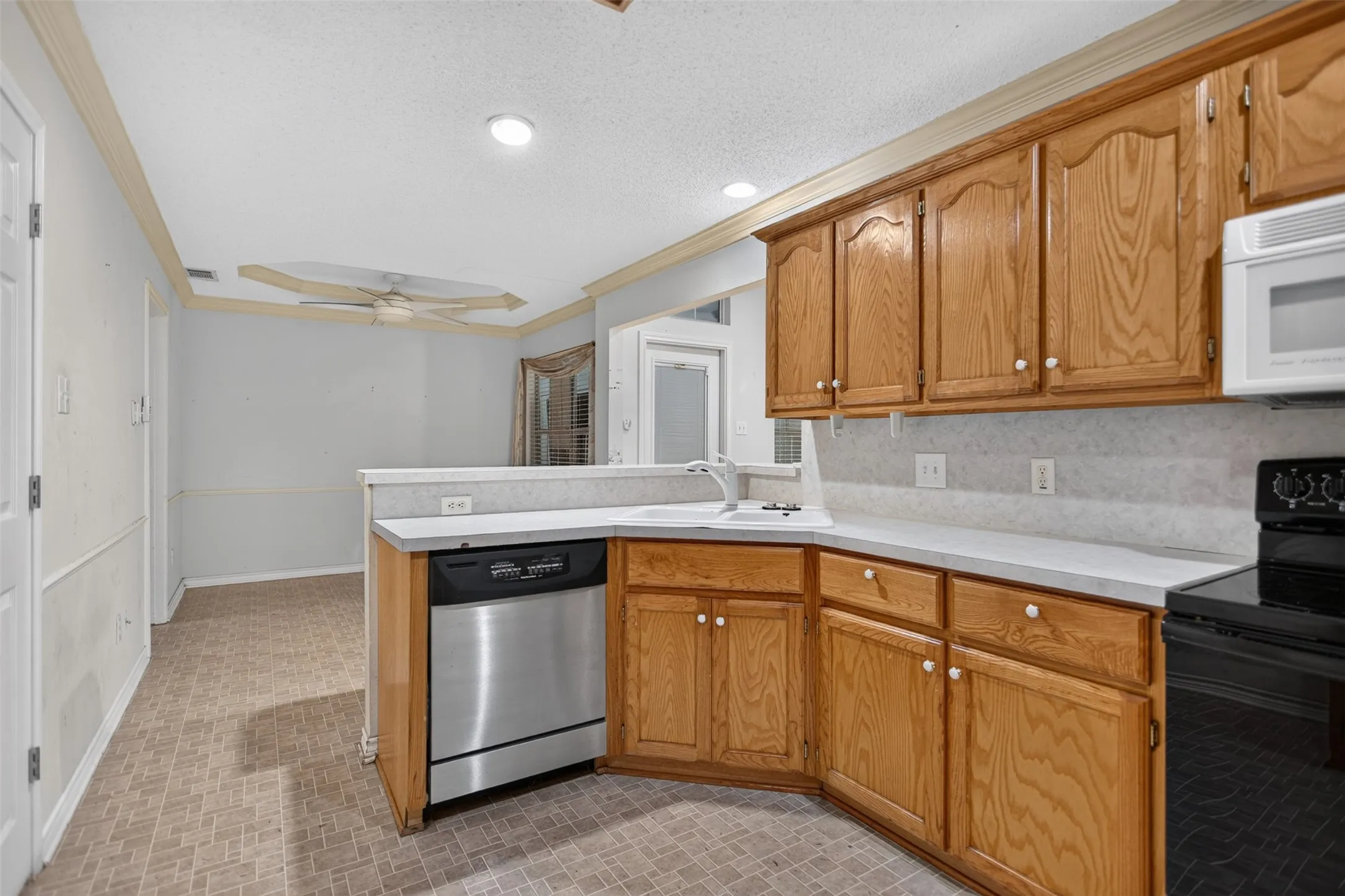 Single Family Residence For Sale in Hunt County , 10520 Woodland Drive, Greenville, Texas 75402, 3 Bedroom, 3 Bathroom, 2 Garage spaces, 2,044 Sqft, built in 1999, mls#21313967, Real Estate Agent in Greenville, Homes For Sale in Hunt county, Homes For Sale in Greenville, Realtor in Greenville Texas, Real Estate Brokerage Independent Realty Texas, Luminita Cordes Realtor
