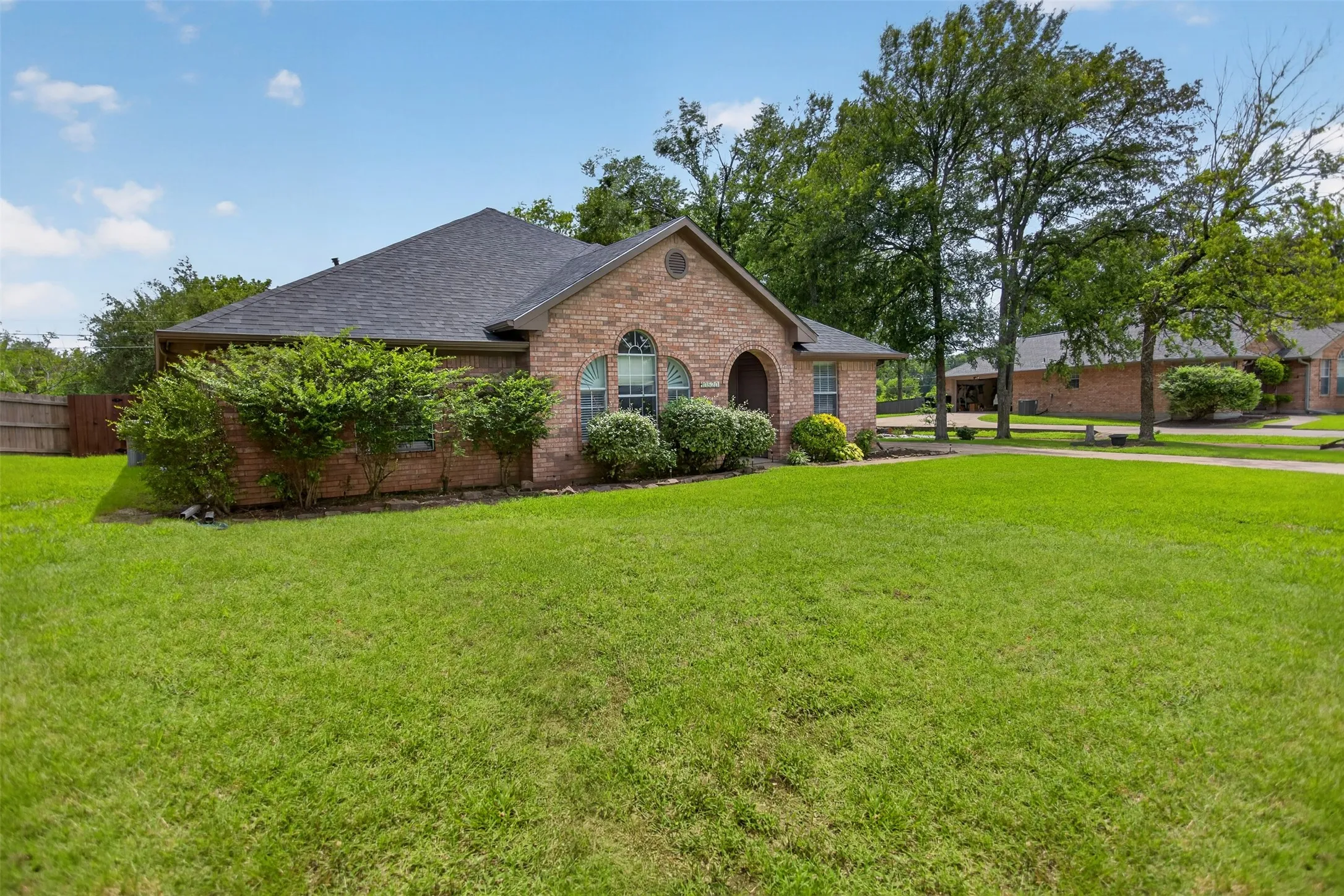 Single Family Residence For Sale in Hunt County , 10520 Woodland Drive, Greenville, Texas 75402, 3 Bedroom, 3 Bathroom, 2 Garage spaces, 2,044 Sqft, built in 1999, mls#21313967, Real Estate Agent in Greenville, Homes For Sale in Hunt county, Homes For Sale in Greenville, Realtor in Greenville Texas, Real Estate Brokerage Independent Realty Texas, Luminita Cordes Realtor
