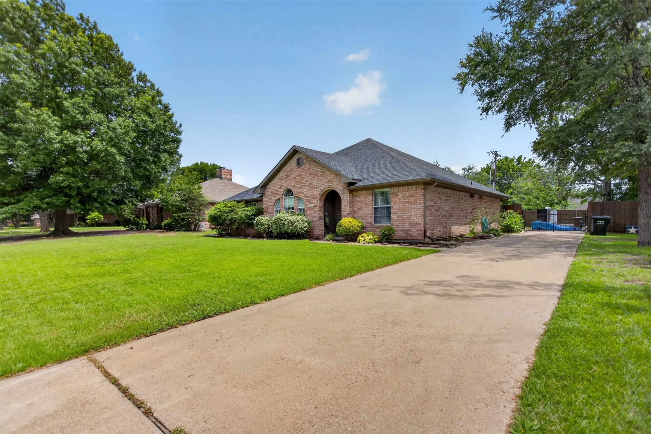 Single Family Residence For Sale in Hunt County , 10520 Woodland Drive, Greenville, Texas 75402, 3 Bedroom, 3 Bathroom, 2 Garage spaces, 2,044 Sqft, built in 1999, mls#21313967, Real Estate Agent in Greenville, Homes For Sale in Hunt county, Homes For Sale in Greenville, Realtor in Greenville Texas, Real Estate Brokerage Independent Realty Texas, Luminita Cordes Realtor