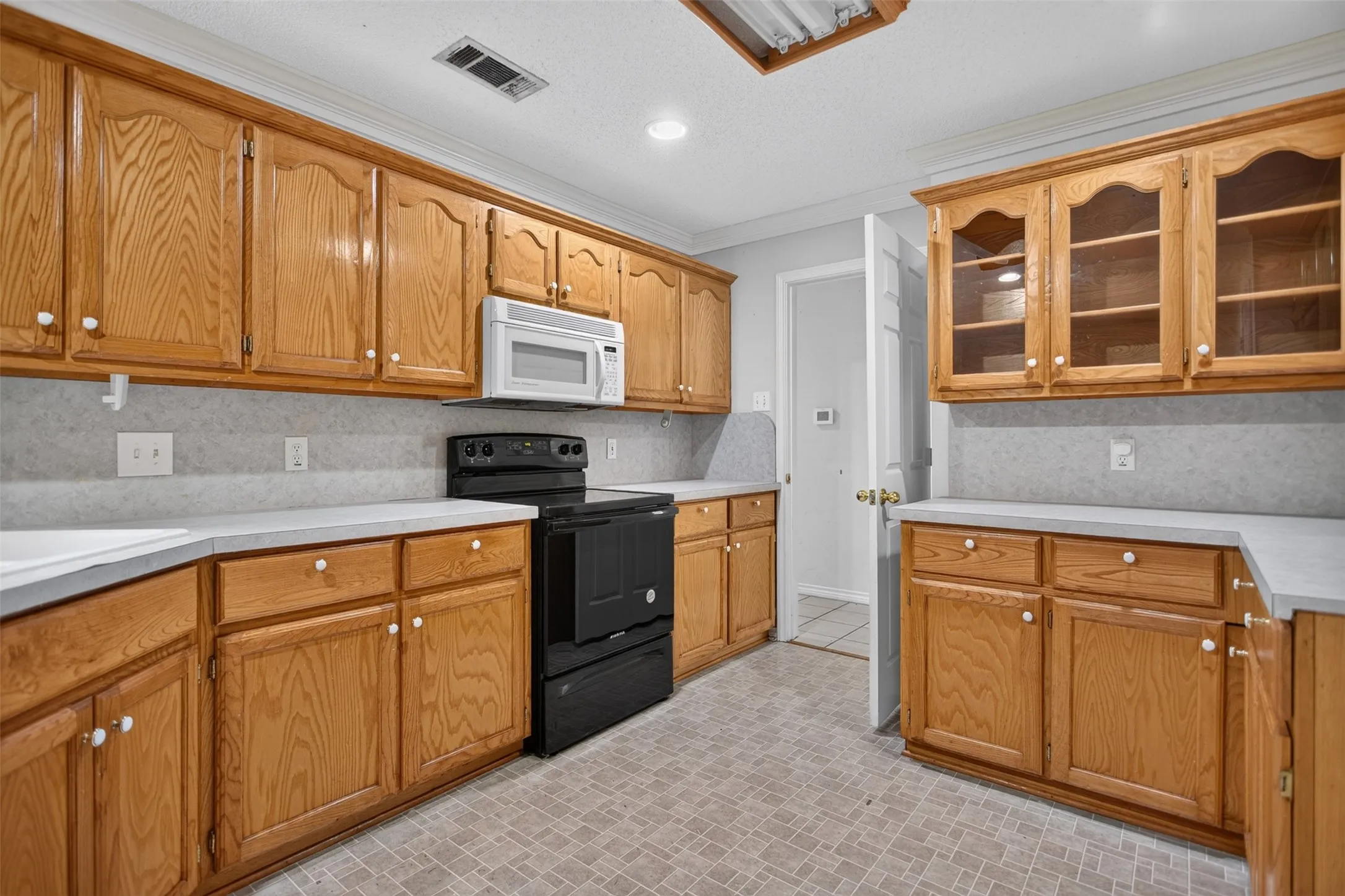Single Family Residence For Sale in Hunt County , 10520 Woodland Drive, Greenville, Texas 75402, 3 Bedroom, 3 Bathroom, 2 Garage spaces, 2,044 Sqft, built in 1999, mls#21313967, Real Estate Agent in Greenville, Homes For Sale in Hunt county, Homes For Sale in Greenville, Realtor in Greenville Texas, Real Estate Brokerage Independent Realty Texas, Luminita Cordes Realtor
