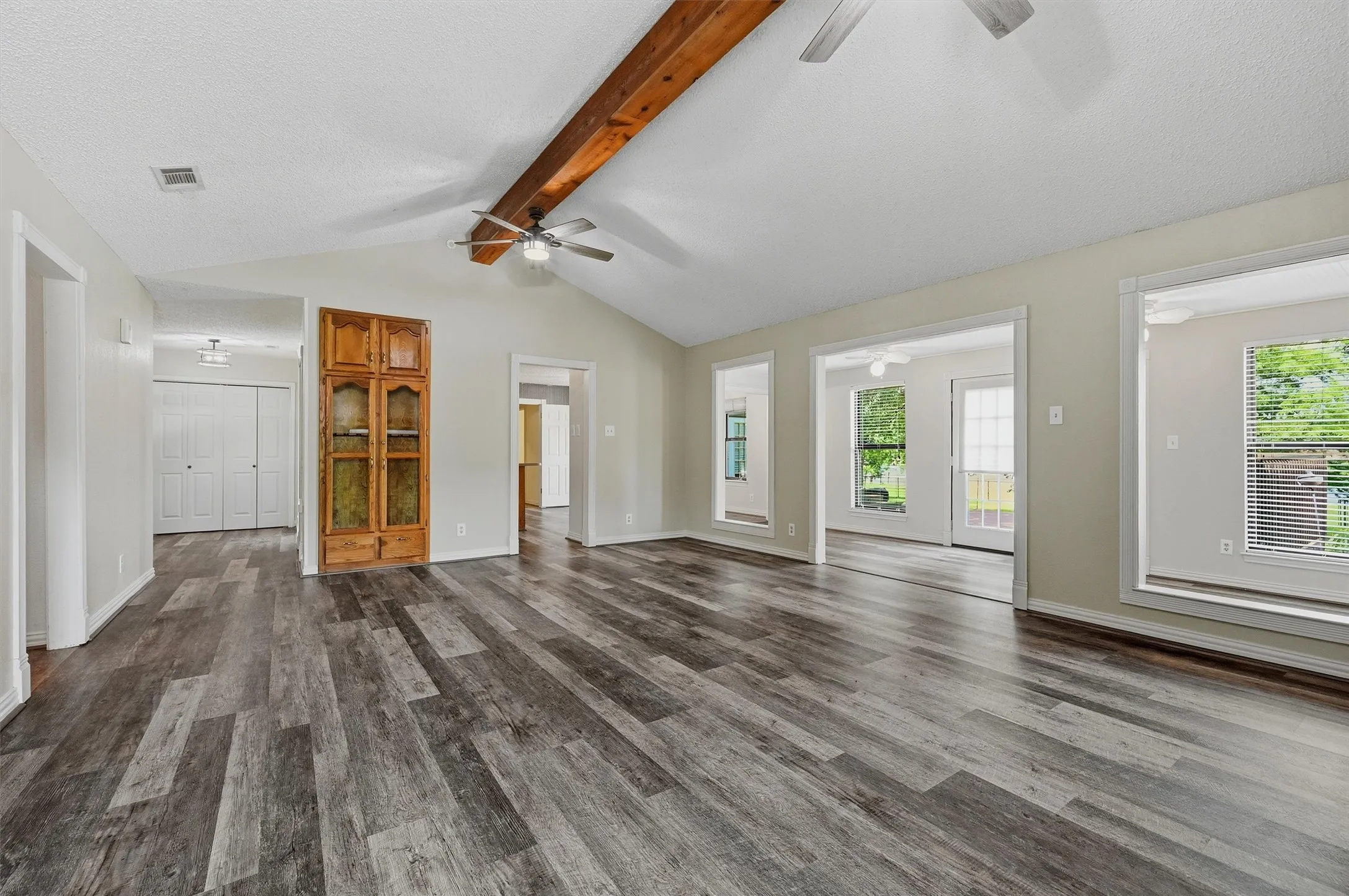 Single Family Residence For Sale in Cooke County , 1344 Kiowa Drive E, Lake Kiowa, Texas 76240, 4 Bedroom, 3 Bathroom, 2 Garage spaces, 2,249 Sqft, built in 1984, mls#21313930, Real Estate Agent in Lake Kiowa, Homes For Sale in Cooke county, Homes For Sale in Lake Kiowa, Realtor in Lake Kiowa Texas, Real Estate Brokerage Independent Realty Texas, Luminita Cordes Realtor