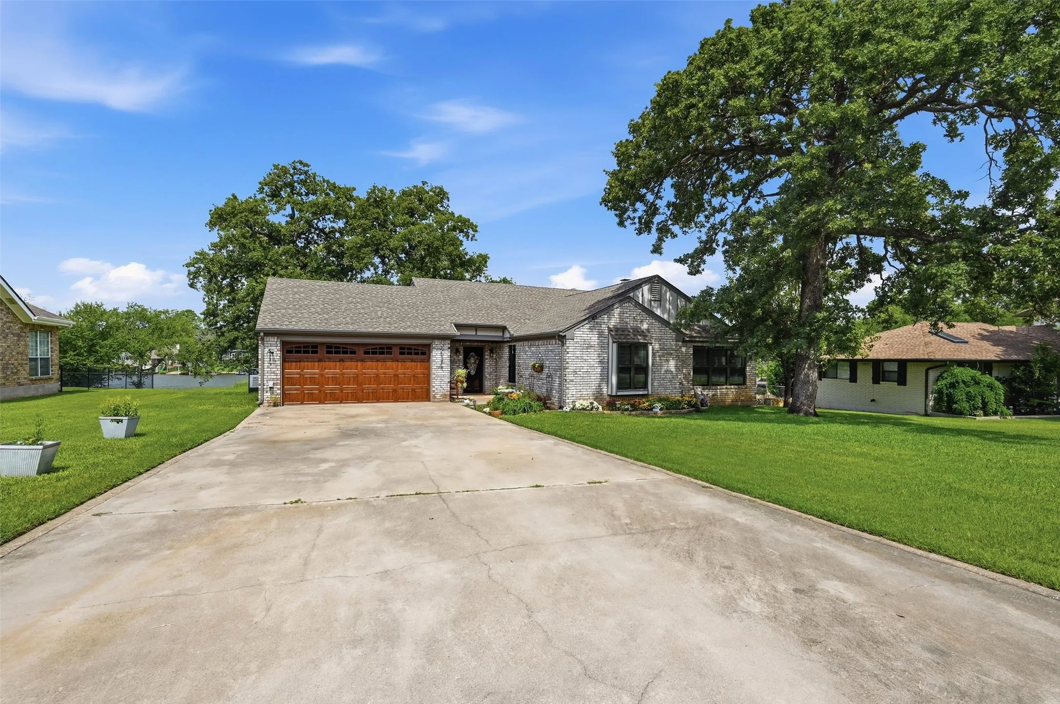 Single Family Residence For Sale in Cooke County , 1344 Kiowa Drive E, Lake Kiowa, Texas 76240, 4 Bedroom, 3 Bathroom, 2 Garage spaces, 2,249 Sqft, built in 1984, mls#21313930, Real Estate Agent in Lake Kiowa, Homes For Sale in Cooke county, Homes For Sale in Lake Kiowa, Realtor in Lake Kiowa Texas, Real Estate Brokerage Independent Realty Texas, Luminita Cordes Realtor