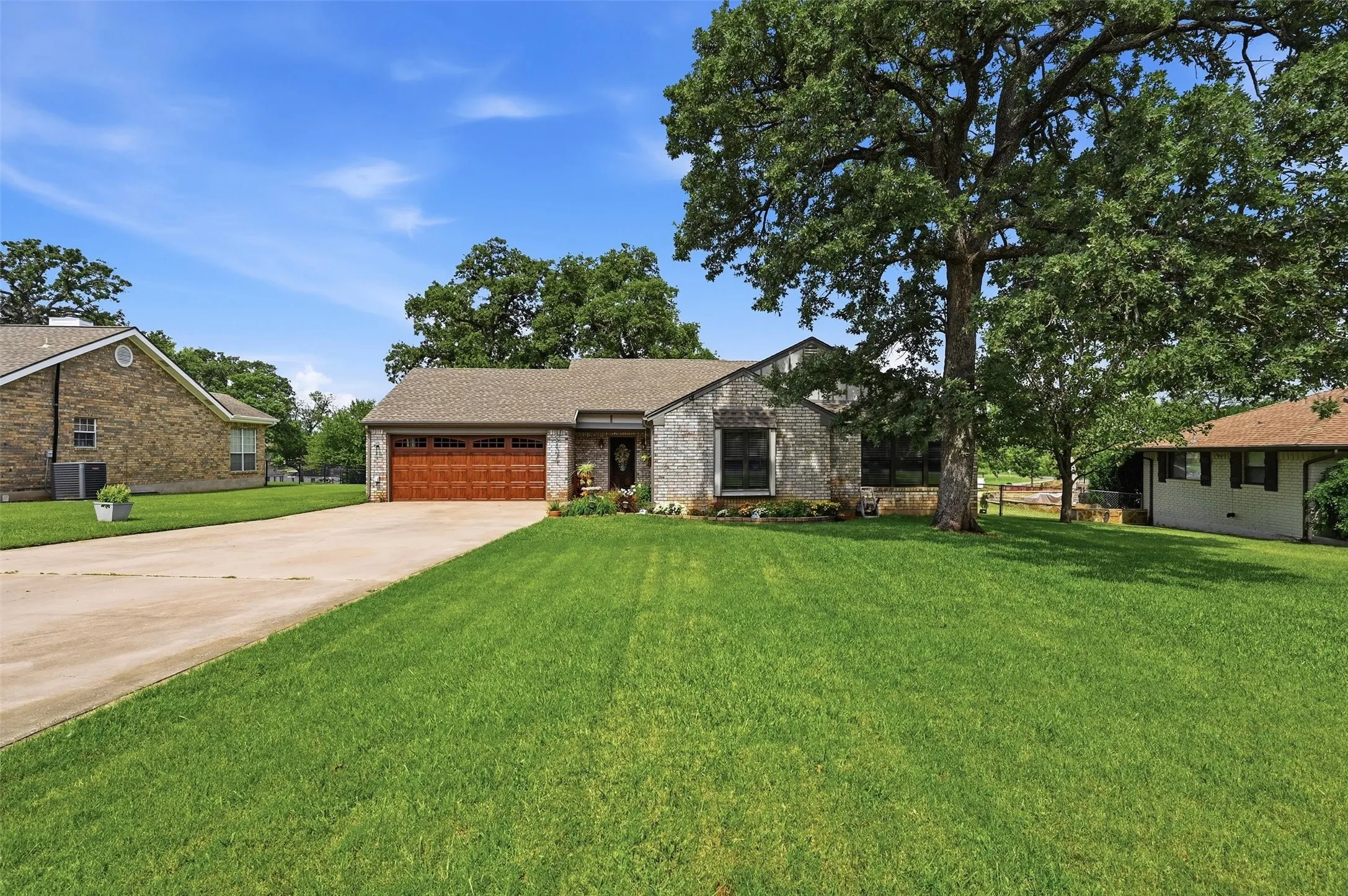 Single Family Residence For Sale in Cooke County , 1344 Kiowa Drive E, Lake Kiowa, Texas 76240, 4 Bedroom, 3 Bathroom, 2 Garage spaces, 2,249 Sqft, built in 1984, mls#21313930, Real Estate Agent in Lake Kiowa, Homes For Sale in Cooke county, Homes For Sale in Lake Kiowa, Realtor in Lake Kiowa Texas, Real Estate Brokerage Independent Realty Texas, Luminita Cordes Realtor