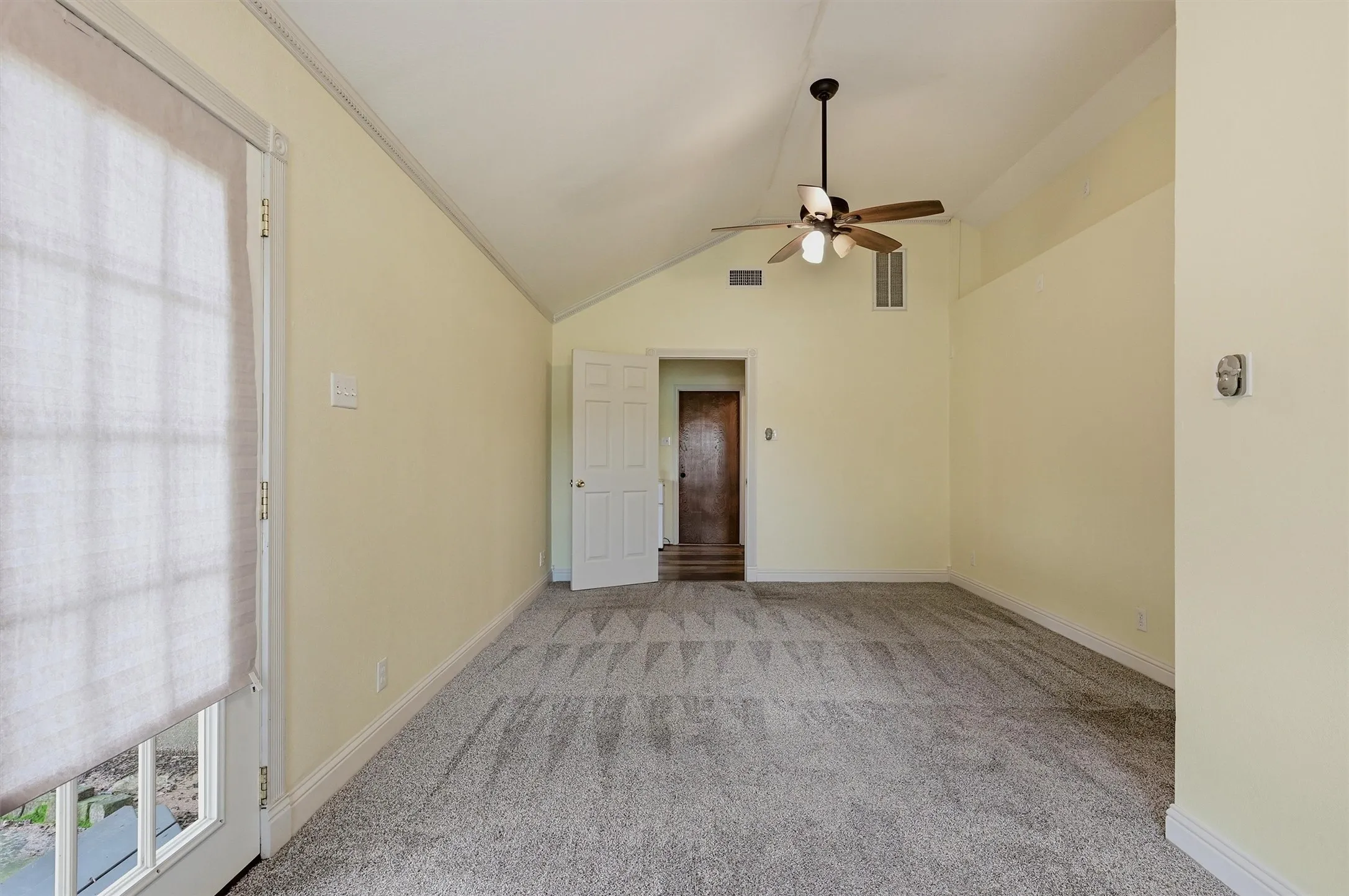 Single Family Residence For Sale in Cooke County , 1344 Kiowa Drive E, Lake Kiowa, Texas 76240, 4 Bedroom, 3 Bathroom, 2 Garage spaces, 2,249 Sqft, built in 1984, mls#21313930, Real Estate Agent in Lake Kiowa, Homes For Sale in Cooke county, Homes For Sale in Lake Kiowa, Realtor in Lake Kiowa Texas, Real Estate Brokerage Independent Realty Texas, Luminita Cordes Realtor