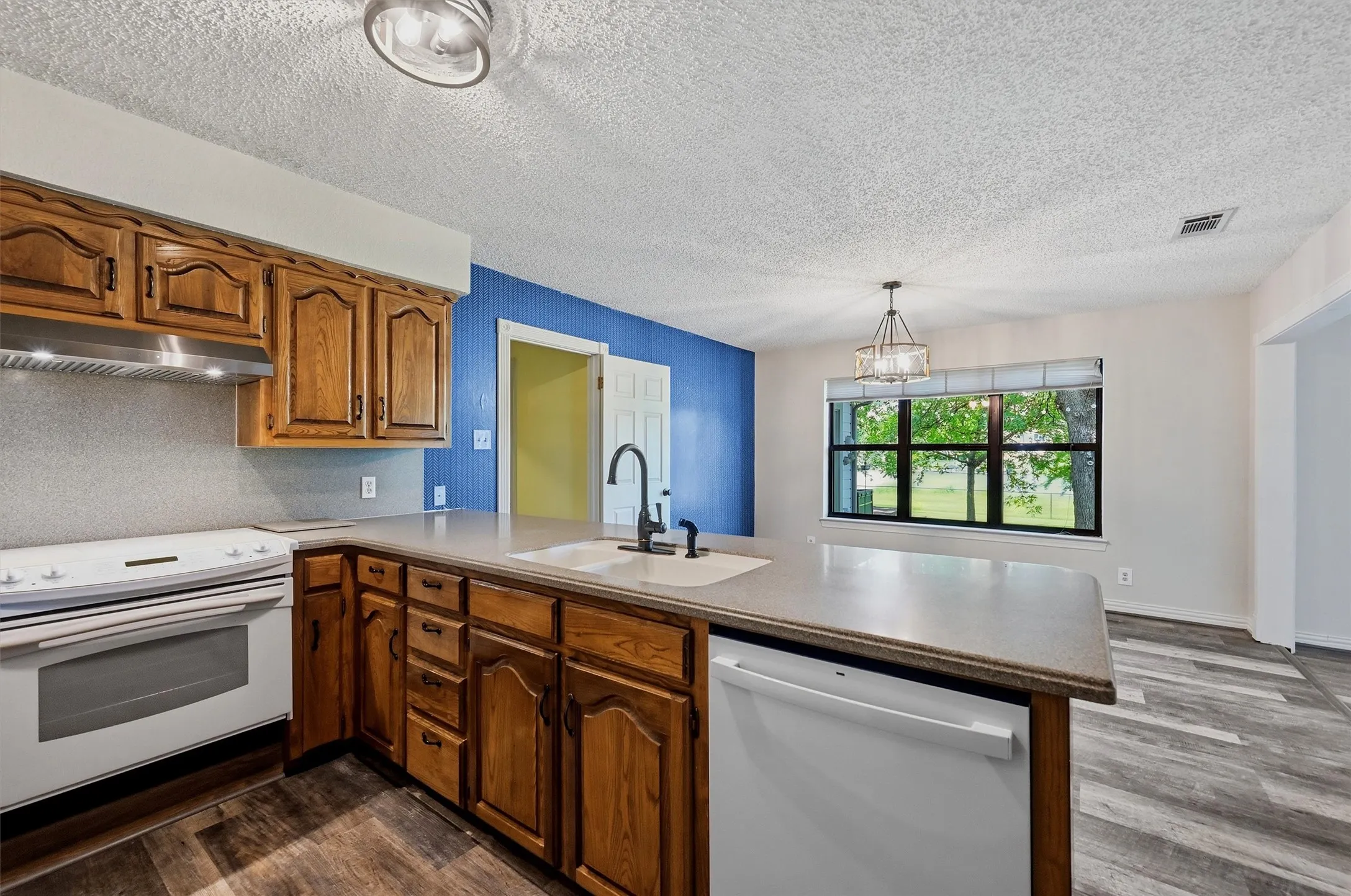 Single Family Residence For Sale in Cooke County , 1344 Kiowa Drive E, Lake Kiowa, Texas 76240, 4 Bedroom, 3 Bathroom, 2 Garage spaces, 2,249 Sqft, built in 1984, mls#21313930, Real Estate Agent in Lake Kiowa, Homes For Sale in Cooke county, Homes For Sale in Lake Kiowa, Realtor in Lake Kiowa Texas, Real Estate Brokerage Independent Realty Texas, Luminita Cordes Realtor