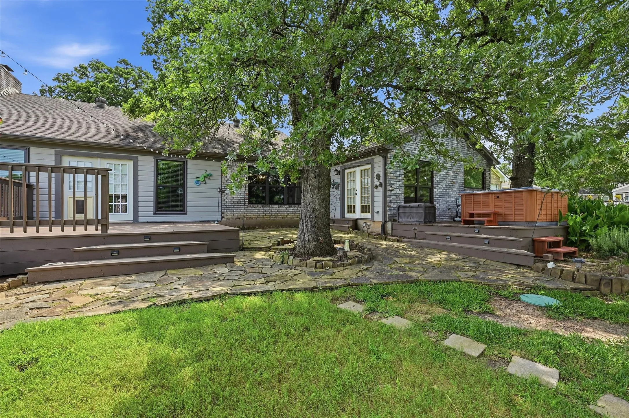 Single Family Residence For Sale in Cooke County , 1344 Kiowa Drive E, Lake Kiowa, Texas 76240, 4 Bedroom, 3 Bathroom, 2 Garage spaces, 2,249 Sqft, built in 1984, mls#21313930, Real Estate Agent in Lake Kiowa, Homes For Sale in Cooke county, Homes For Sale in Lake Kiowa, Realtor in Lake Kiowa Texas, Real Estate Brokerage Independent Realty Texas, Luminita Cordes Realtor