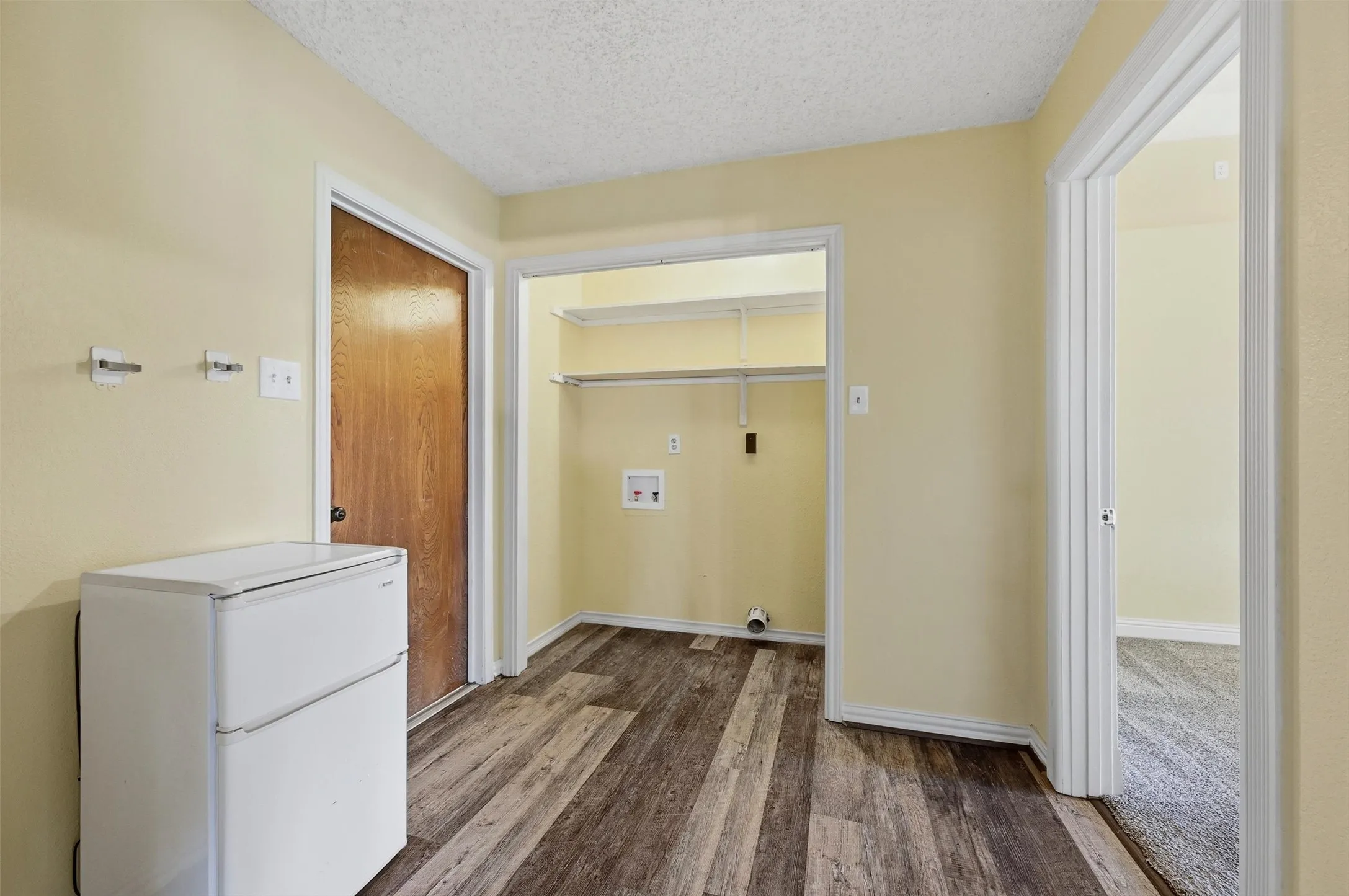 Single Family Residence For Sale in Cooke County , 1344 Kiowa Drive E, Lake Kiowa, Texas 76240, 4 Bedroom, 3 Bathroom, 2 Garage spaces, 2,249 Sqft, built in 1984, mls#21313930, Real Estate Agent in Lake Kiowa, Homes For Sale in Cooke county, Homes For Sale in Lake Kiowa, Realtor in Lake Kiowa Texas, Real Estate Brokerage Independent Realty Texas, Luminita Cordes Realtor