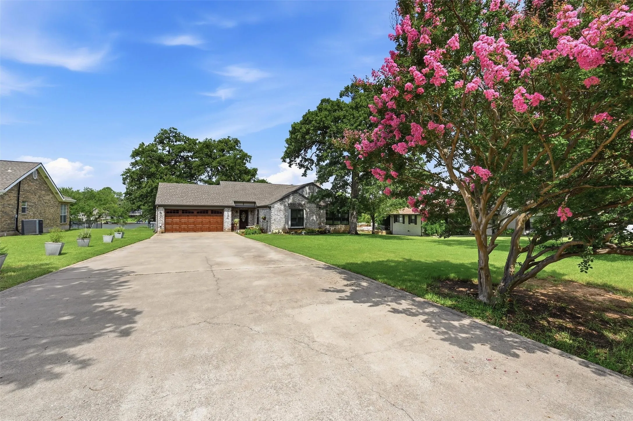 Single Family Residence For Sale in Cooke County , 1344 Kiowa Drive E, Lake Kiowa, Texas 76240, 4 Bedroom, 3 Bathroom, 2 Garage spaces, 2,249 Sqft, built in 1984, mls#21313930, Real Estate Agent in Lake Kiowa, Homes For Sale in Cooke county, Homes For Sale in Lake Kiowa, Realtor in Lake Kiowa Texas, Real Estate Brokerage Independent Realty Texas, Luminita Cordes Realtor