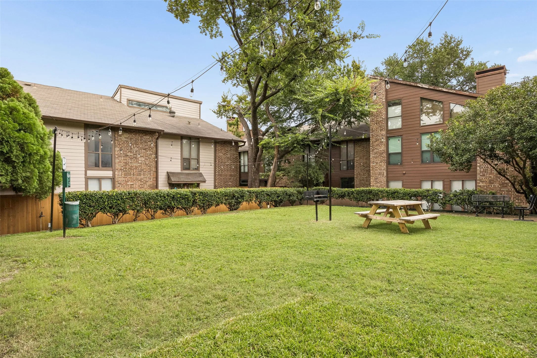 Condominium For Sale in Dallas County , 7522 Holly Hill Drive 2, Dallas, Texas 75231, 2 Bedroom, 3 Bathroom, Garage spaces, 1,448 Sqft, built in 1979, mls#21310339, Real Estate Agent in Dallas, Homes For Sale in Dallas county, Homes For Sale in Dallas, Realtor in Dallas Texas, Real Estate Brokerage Independent Realty Texas, Luminita Cordes Realtor