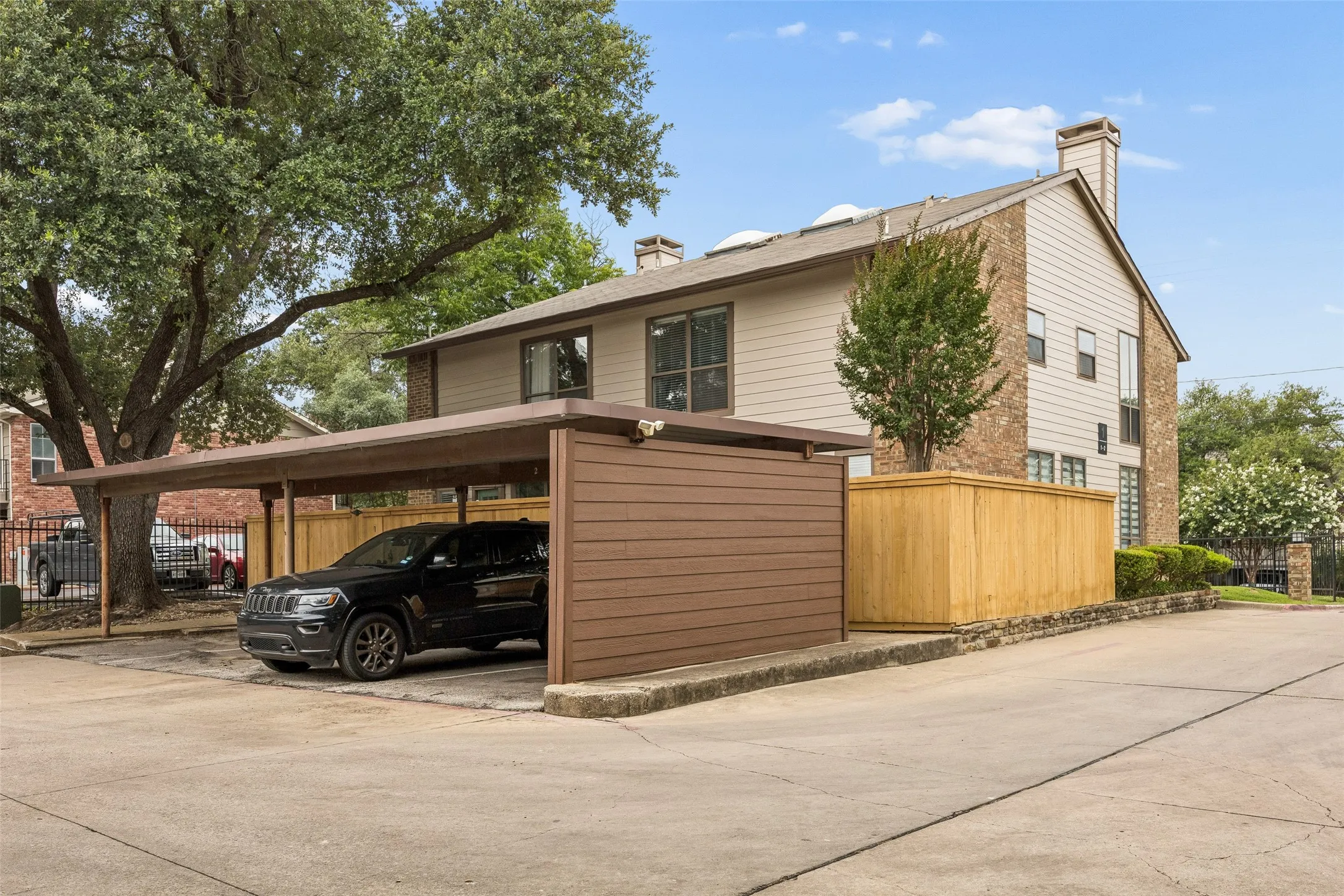 Condominium For Sale in Dallas County , 7522 Holly Hill Drive 2, Dallas, Texas 75231, 2 Bedroom, 3 Bathroom, Garage spaces, 1,448 Sqft, built in 1979, mls#21310339, Real Estate Agent in Dallas, Homes For Sale in Dallas county, Homes For Sale in Dallas, Realtor in Dallas Texas, Real Estate Brokerage Independent Realty Texas, Luminita Cordes Realtor