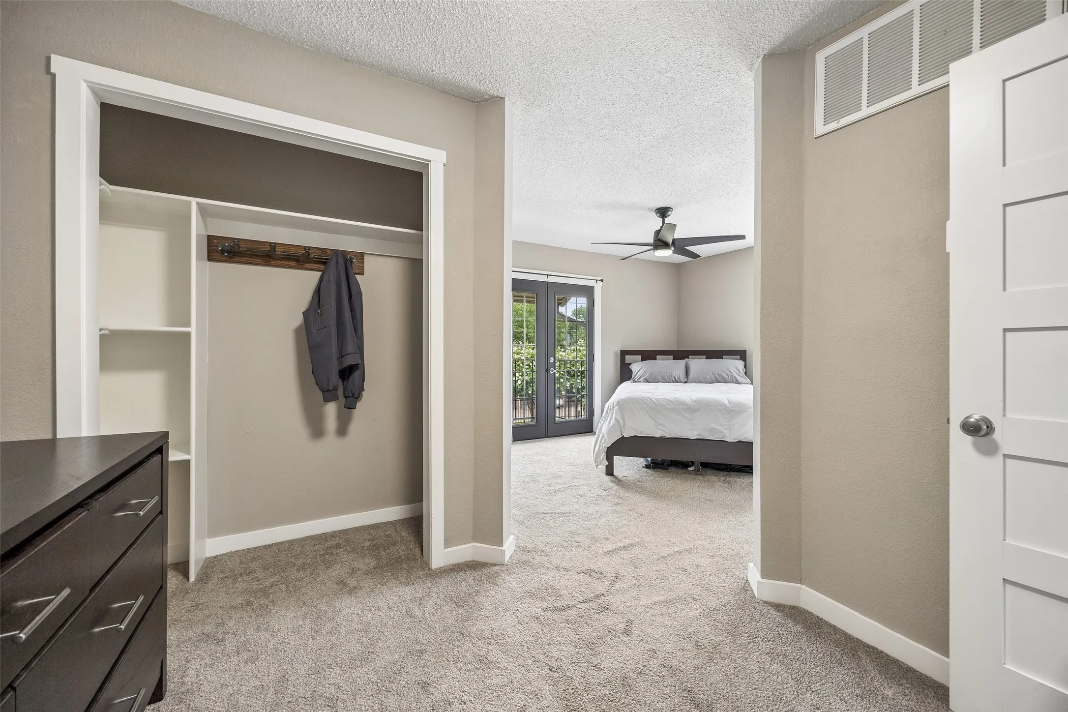 Condominium For Sale in Dallas County , 7522 Holly Hill Drive 2, Dallas, Texas 75231, 2 Bedroom, 3 Bathroom, Garage spaces, 1,448 Sqft, built in 1979, mls#21310339, Real Estate Agent in Dallas, Homes For Sale in Dallas county, Homes For Sale in Dallas, Realtor in Dallas Texas, Real Estate Brokerage Independent Realty Texas, Luminita Cordes Realtor