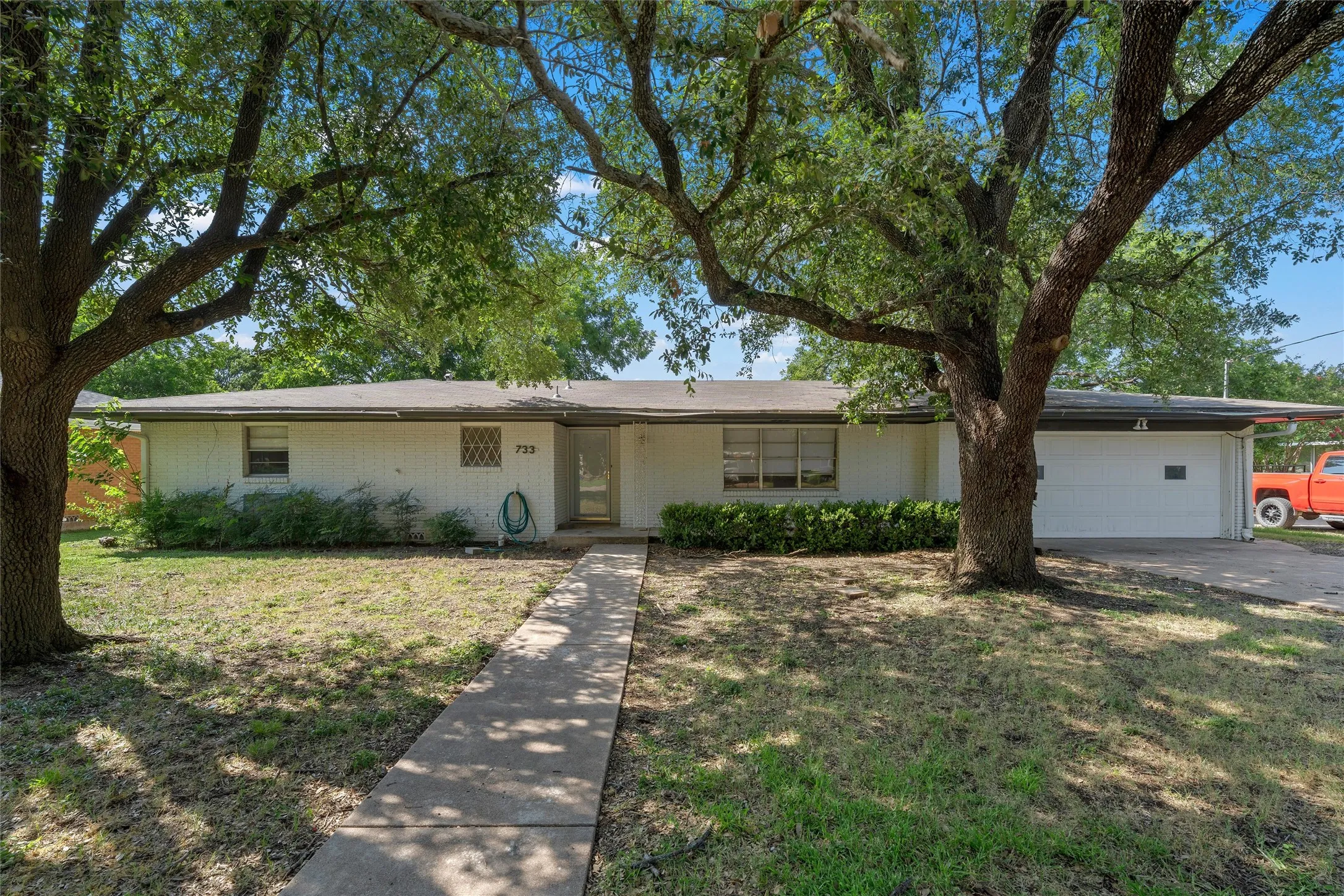 Single Family Residence For Sale in Mc Lennan County , 733 W 5th Street, Mc Gregor, Texas 76657, 3 Bedroom, 2 Bathroom, 2 Garage spaces, 1,658 Sqft, built in 1960, mls#21309638, Real Estate Agent in Mc Gregor, Homes For Sale in Mc Lennan county, Homes For Sale in Mc Gregor, Realtor in Mc Gregor Texas, Real Estate Brokerage Independent Realty Texas, Luminita Cordes Realtor