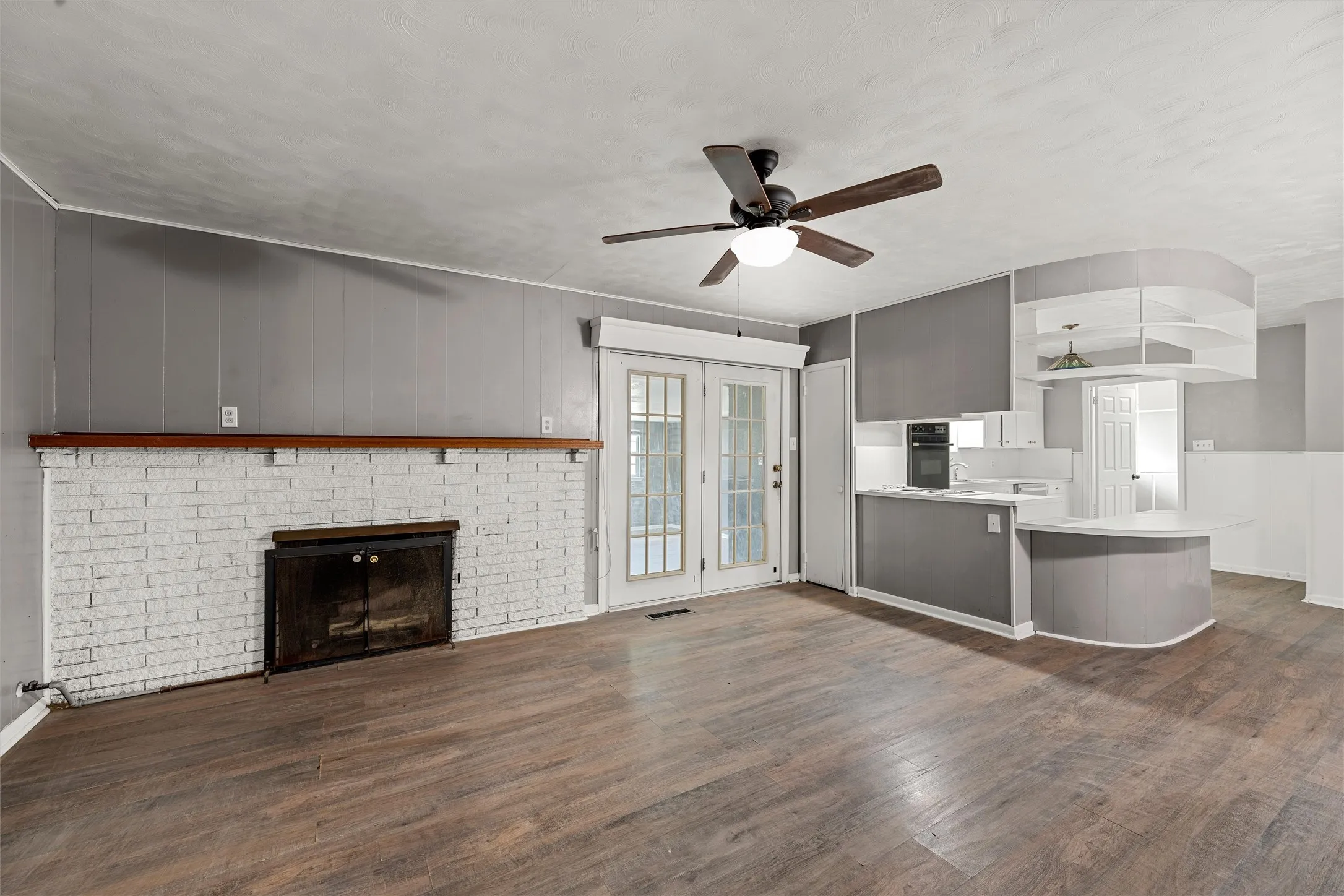 Single Family Residence For Sale in Mc Lennan County , 733 W 5th Street, Mc Gregor, Texas 76657, 3 Bedroom, 2 Bathroom, 2 Garage spaces, 1,658 Sqft, built in 1960, mls#21309638, Real Estate Agent in Mc Gregor, Homes For Sale in Mc Lennan county, Homes For Sale in Mc Gregor, Realtor in Mc Gregor Texas, Real Estate Brokerage Independent Realty Texas, Luminita Cordes Realtor